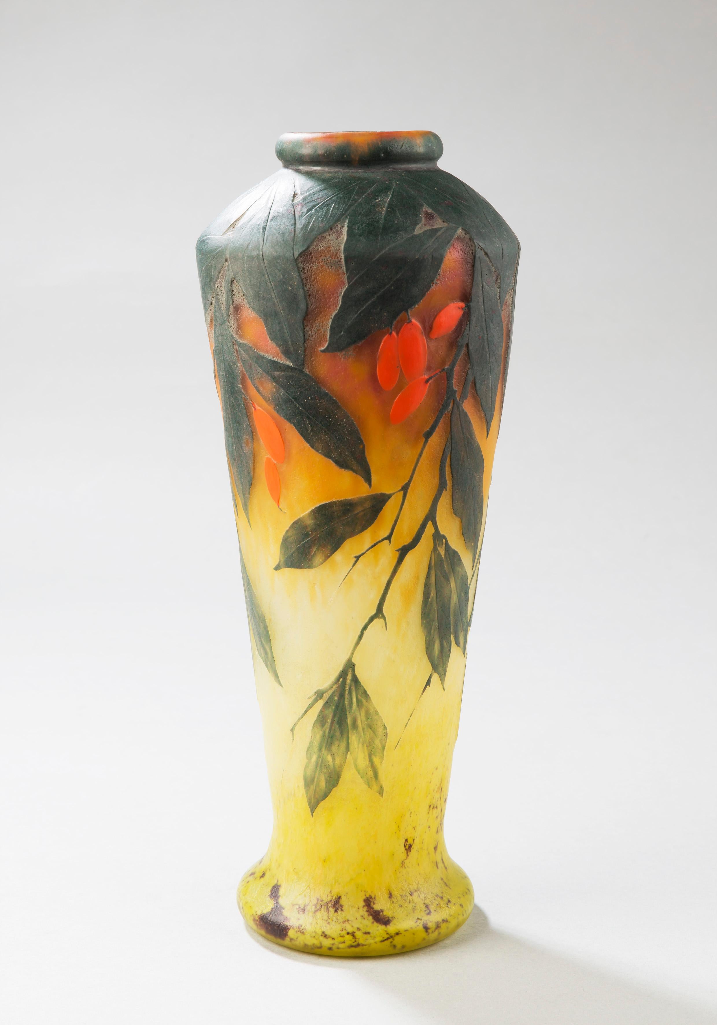 Vase avec baies de bois de chien en vente 1