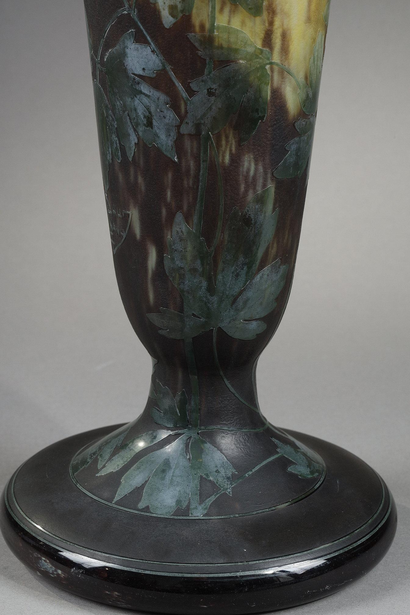 Vaso con aquilegie
da Daum

Vaso grande decorato con fiori di aquilegia
Vetro soffiato multistrato
Vetro colorato per vetrificazione di polveri
Decorazioni in riserva incise all'acido e dipinte con smalto

Condizioni perfette
Firmato in riserva