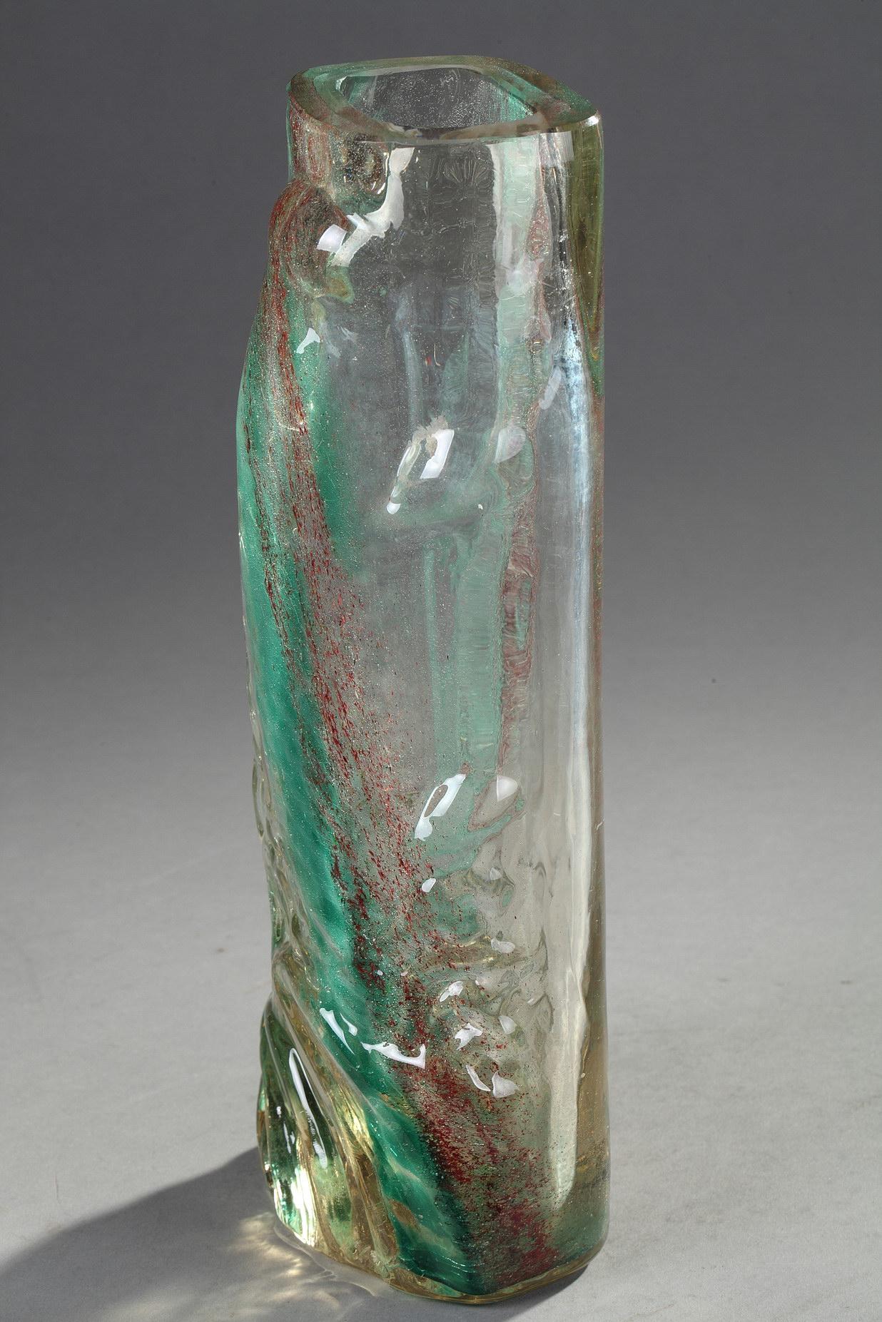 Vase avec carpe
par Eugène ROUSSEAU (1827-1890) 
et Ernest LEVEILLE (1841-1913)

Sublime vase en verre soufflé,
décorée en relief d'une carpe jaillissant de l'eau.
Décor de taches polychromes dans le verre.
Subtil jeu de transparences entre le verre