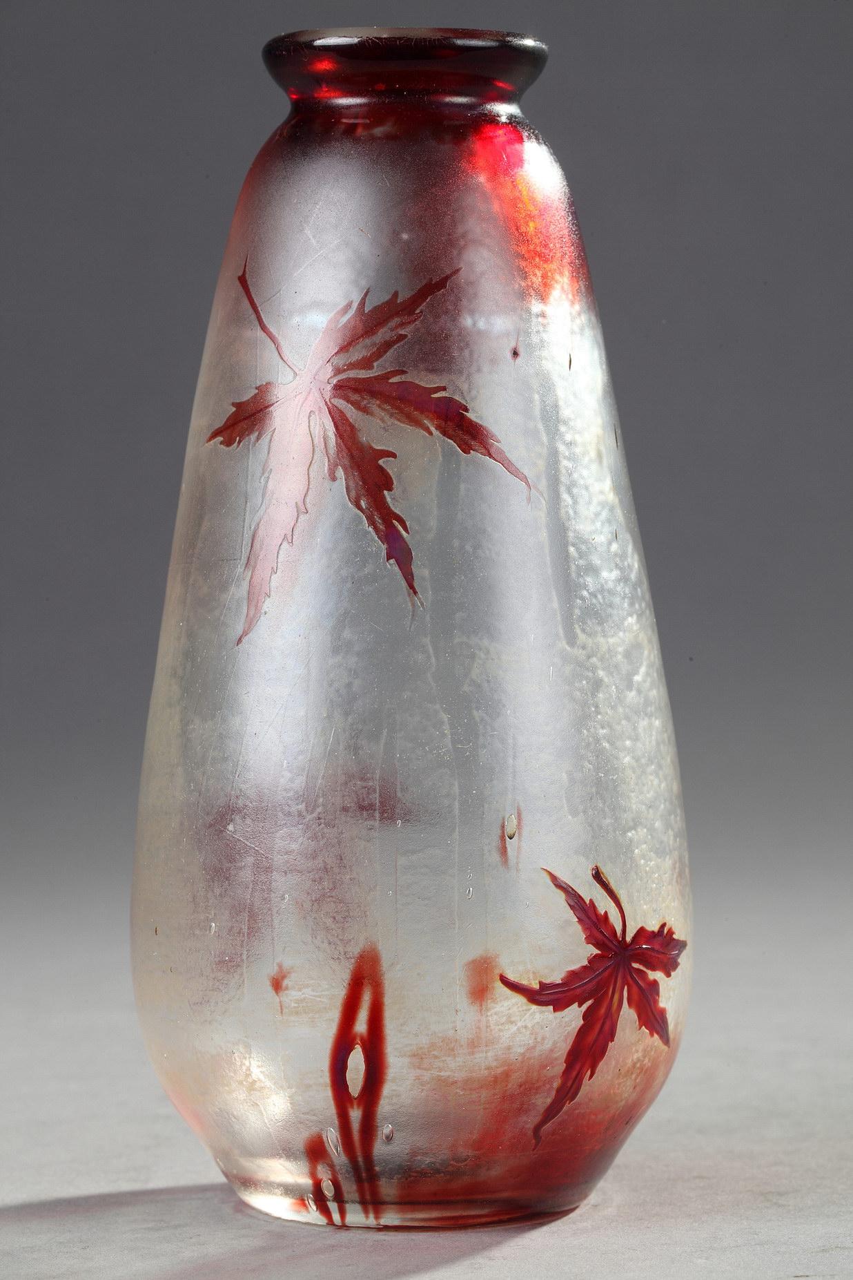 Emile GALLE (1846-1904)
Cristallerie con Hojas de Acer

Cristallerie muy bonita de Gallé
Jarrón decorado con hojas de acer japonés y telarañas
Cristal de doble capa
Decoración grabada a torno y pintada con esmalte
Firmado bajo el jarrón