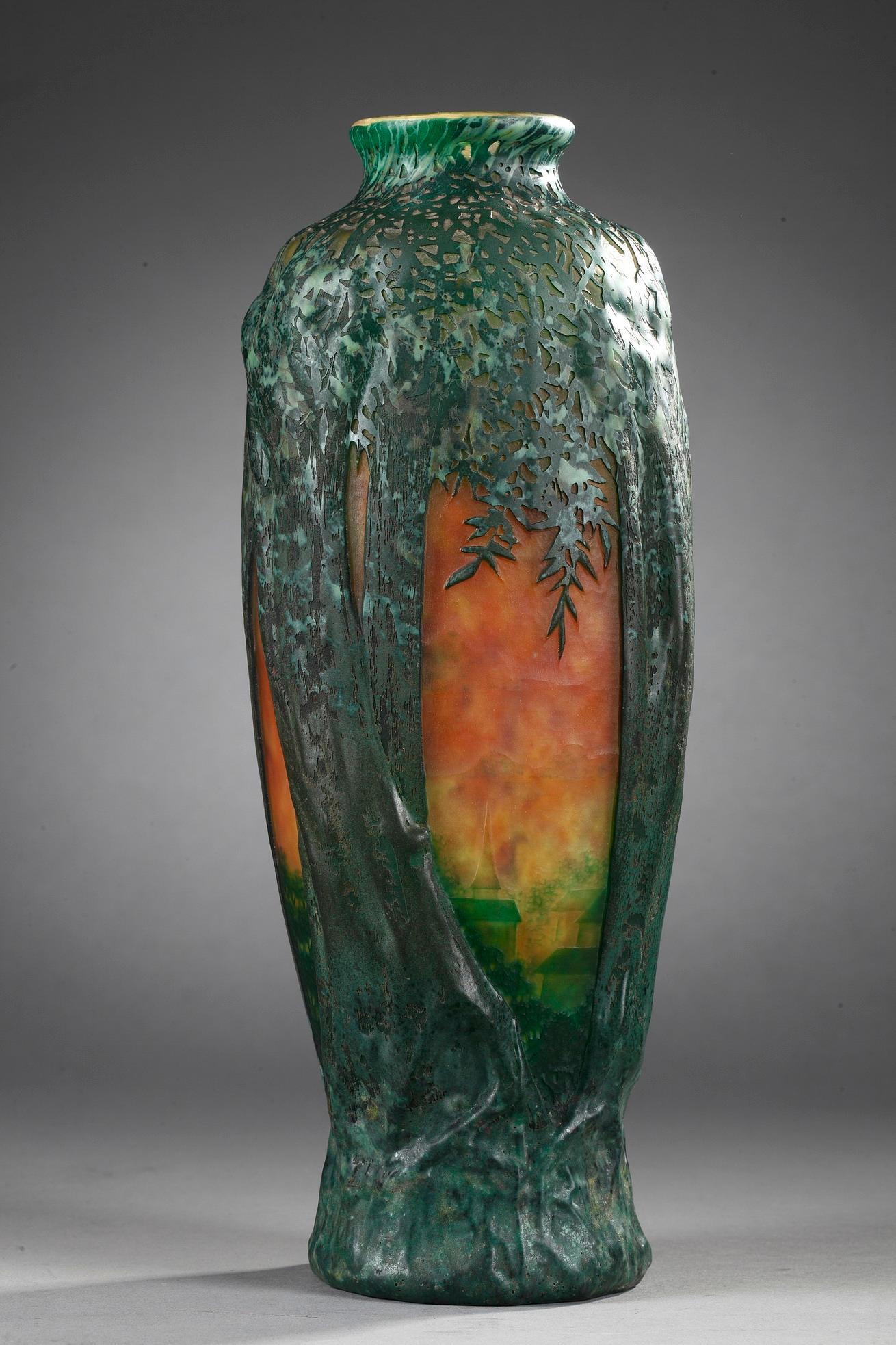 Vase en verre brun avec arbres - Art nouveau Art par Daum
