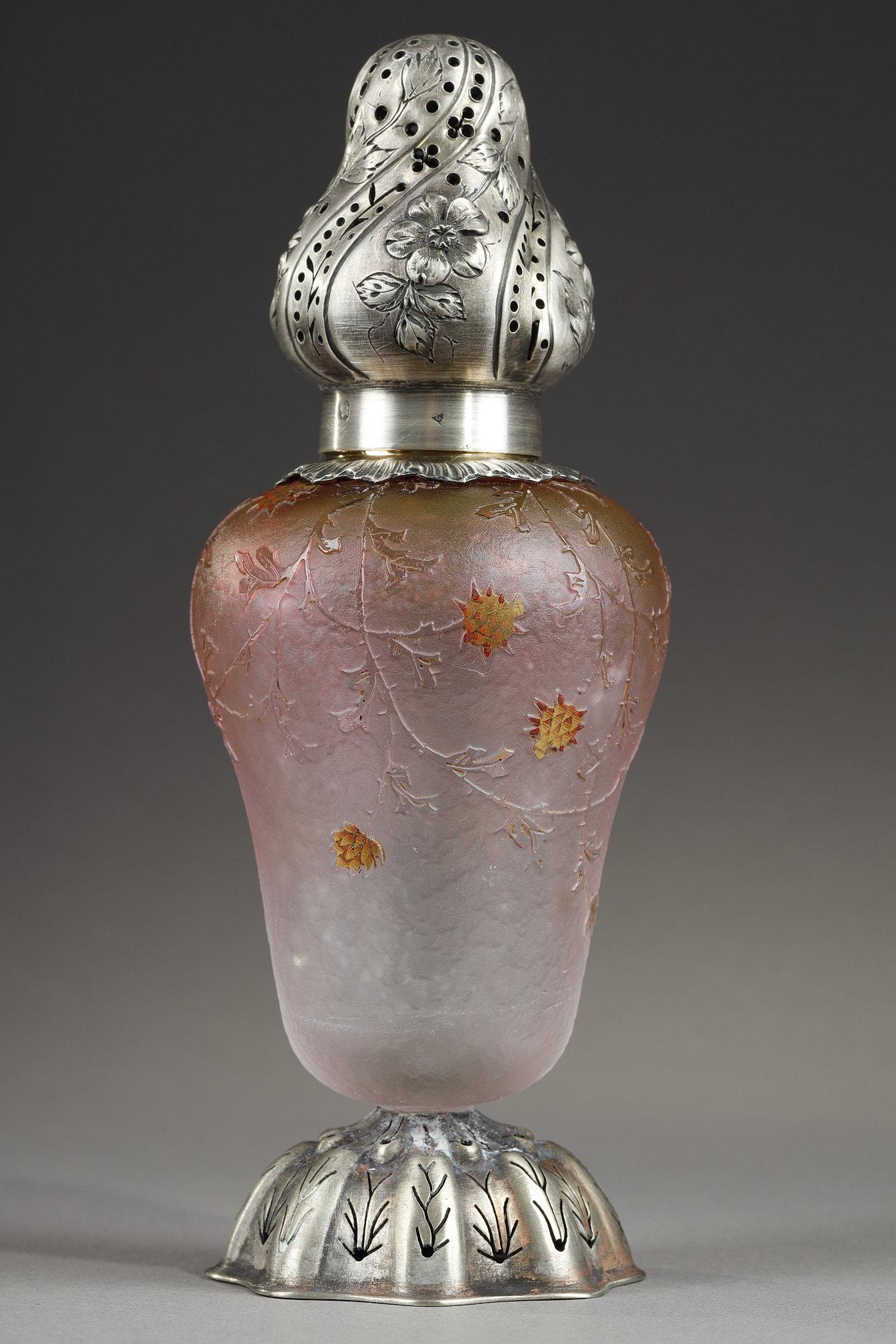 Coctelera para el azúcar
por DAUM

Coctelera con decoración de cardos
Vidrio multicapa moldeado por soplado
Decoración grabada al ácido en reserva realzada con oro
Fondo esmerilado rosa
La parte superior y el pie en plata

Perfecto