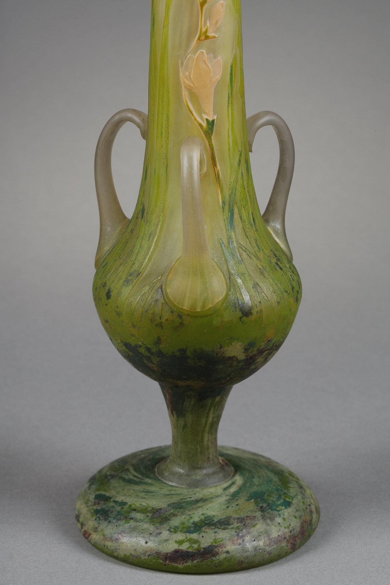Grand vase avec freesias - Art nouveau Art par Daum