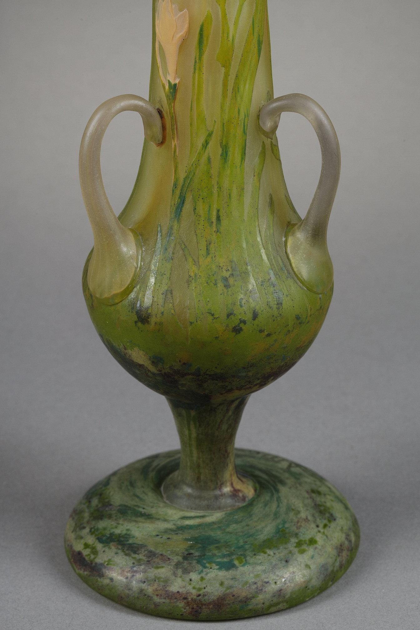 Grand vase avec freesias
par Daum

Vase important avec un décor de plaques de freesias
Verre soufflé multicouche, coloré par vitrification de poudres
Avec un décor gravé à l'acide en réserve pour les feuilles.
Décor de petites plaques pour les