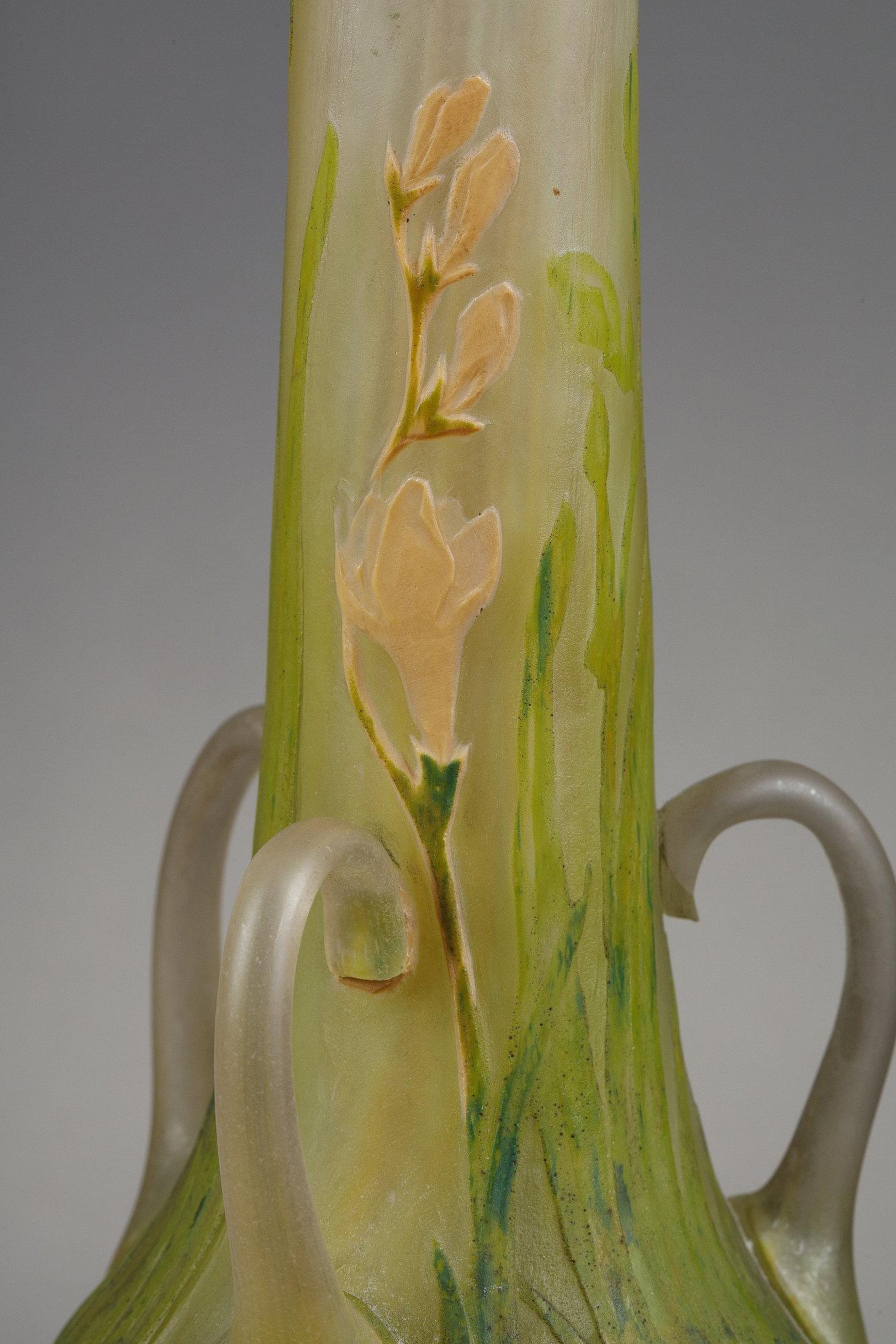 Grand vase avec freesias en vente 1