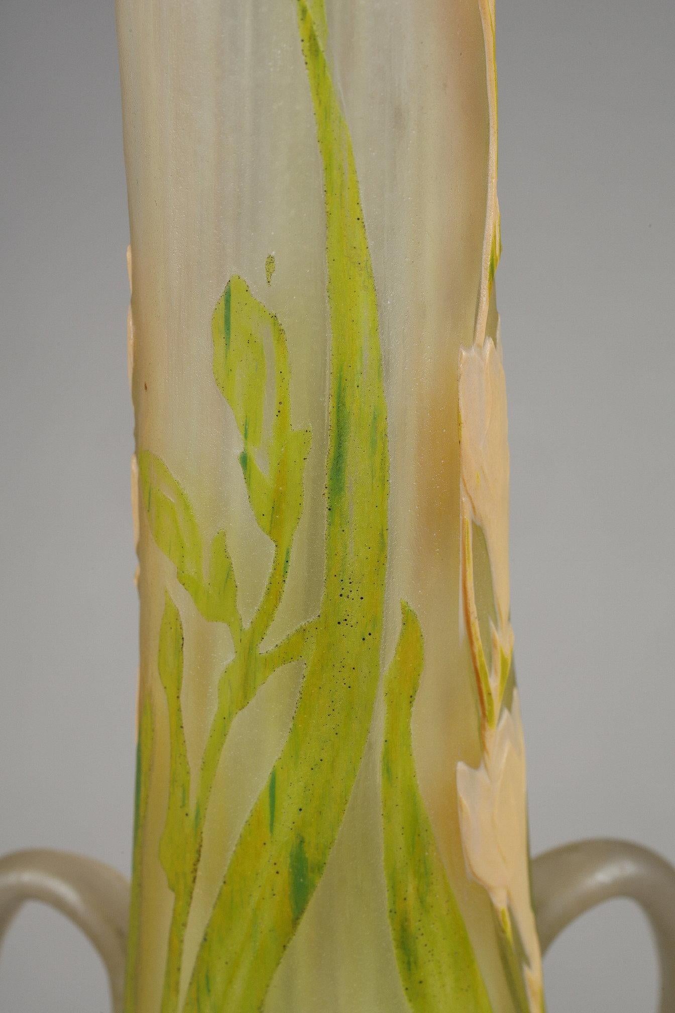 Grand vase avec freesias en vente 8