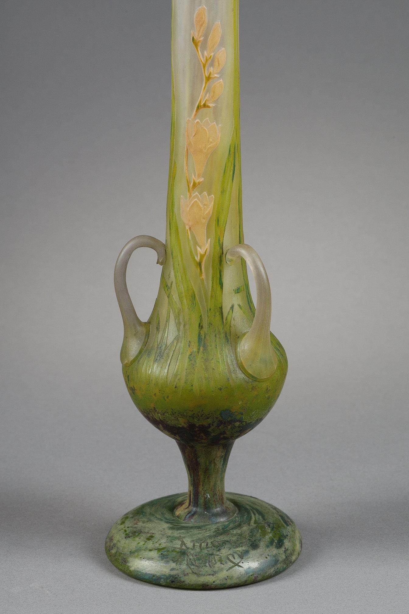 Grand vase avec freesias en vente 11