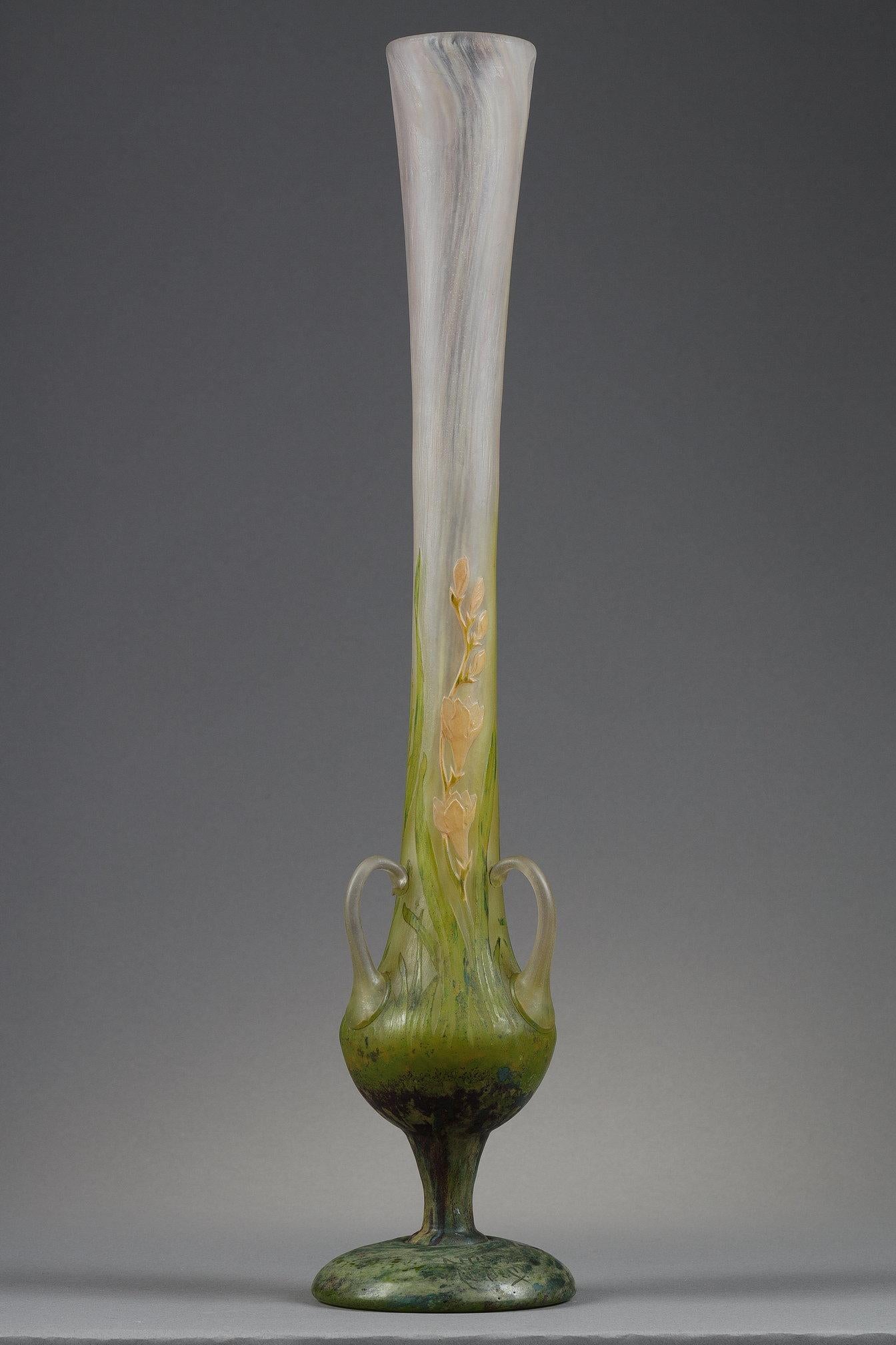 Grand vase avec freesias en vente 12