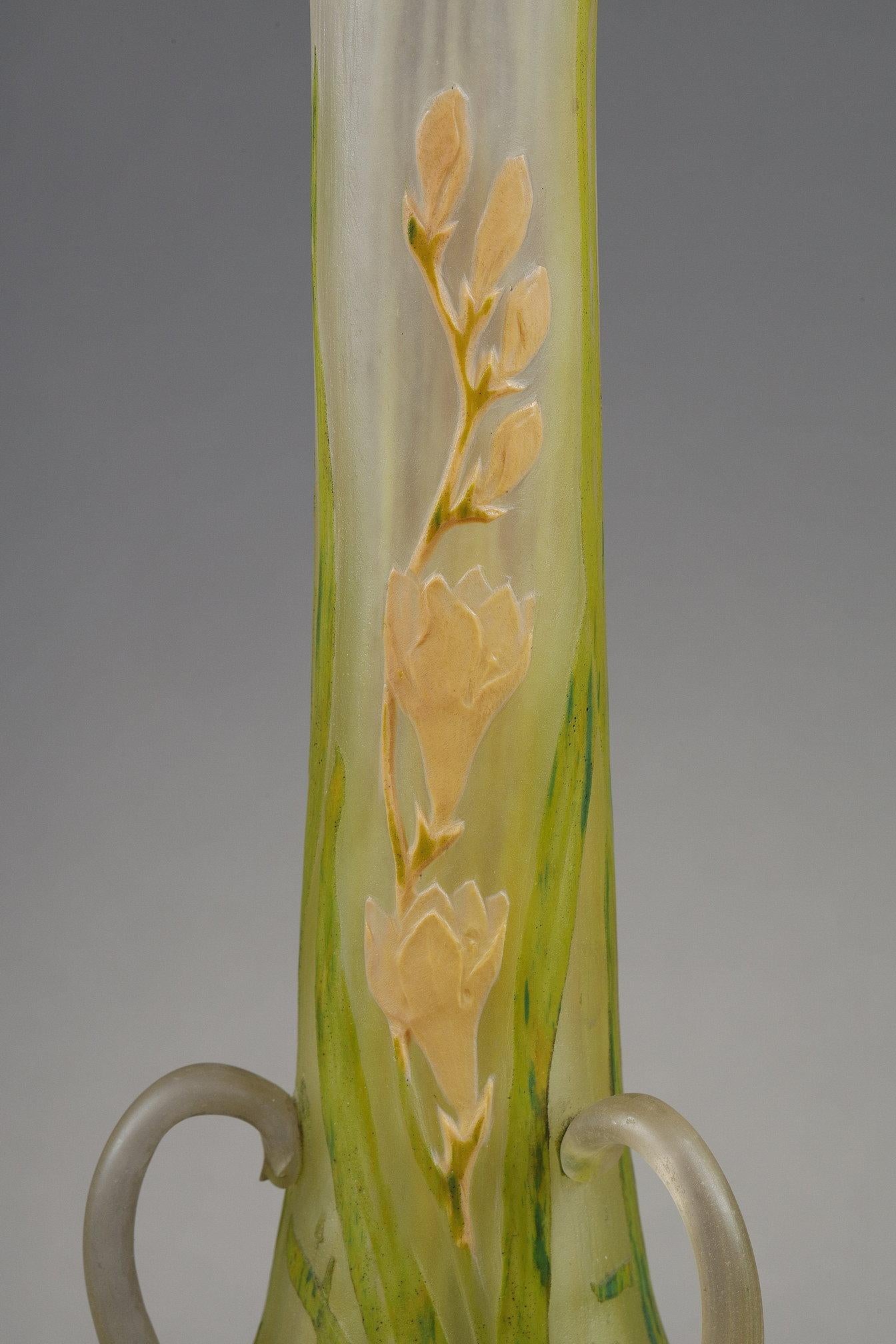 Grand vase avec freesias en vente 10