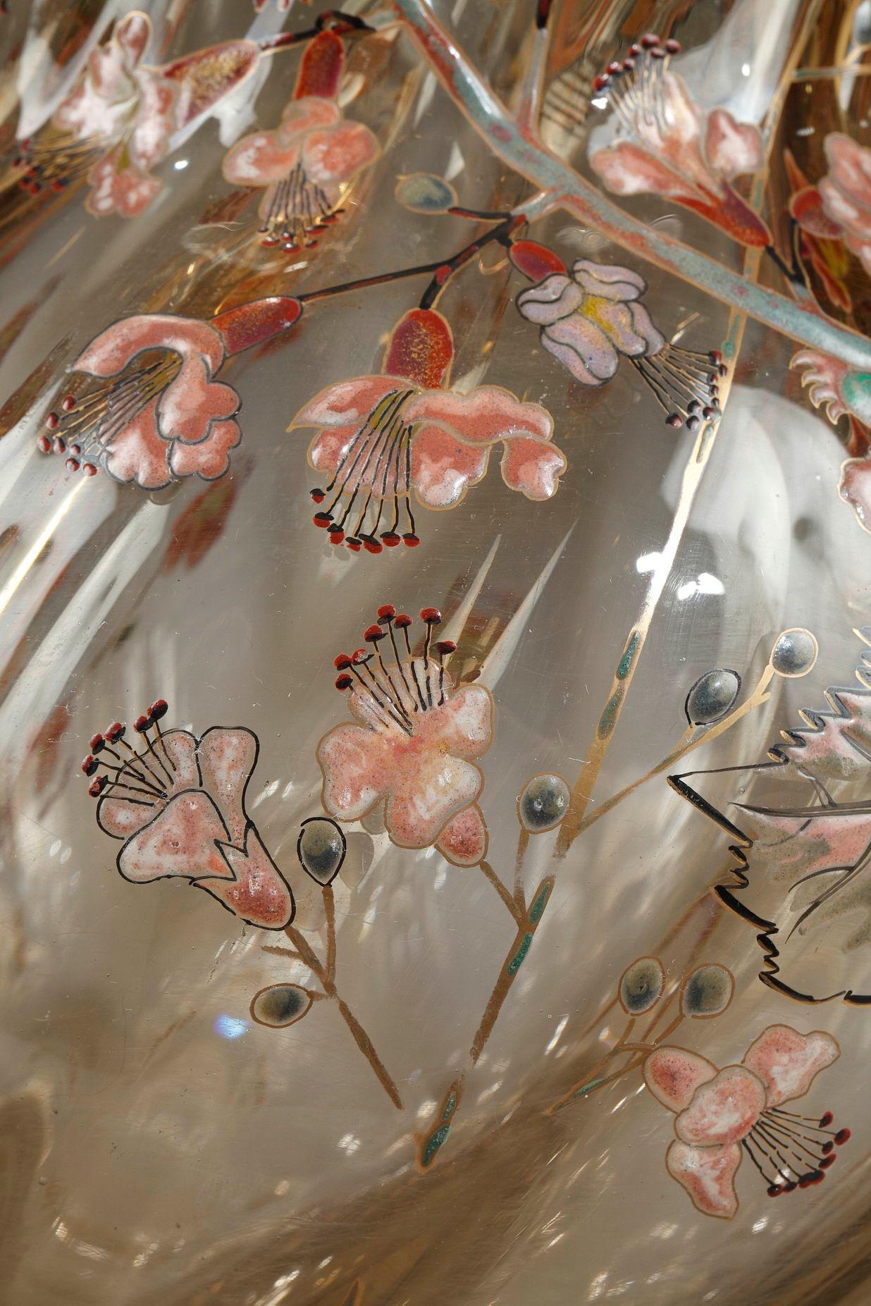 Vase Cristallerie avec branches de fleurs de cerisier en vente 2