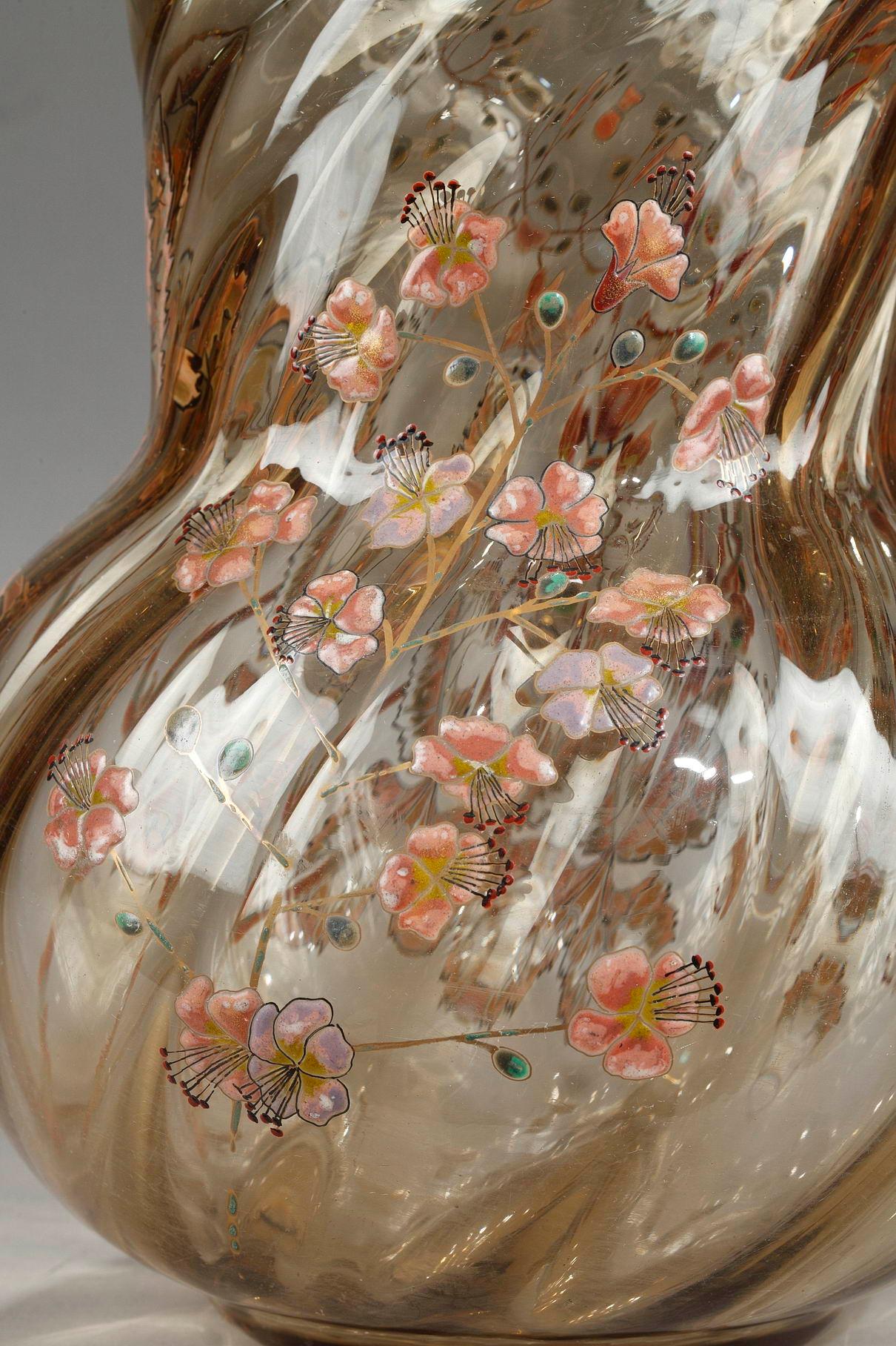 Vase Cristallerie avec branches de fleurs de cerisier - Art nouveau Art par Émile Gallé