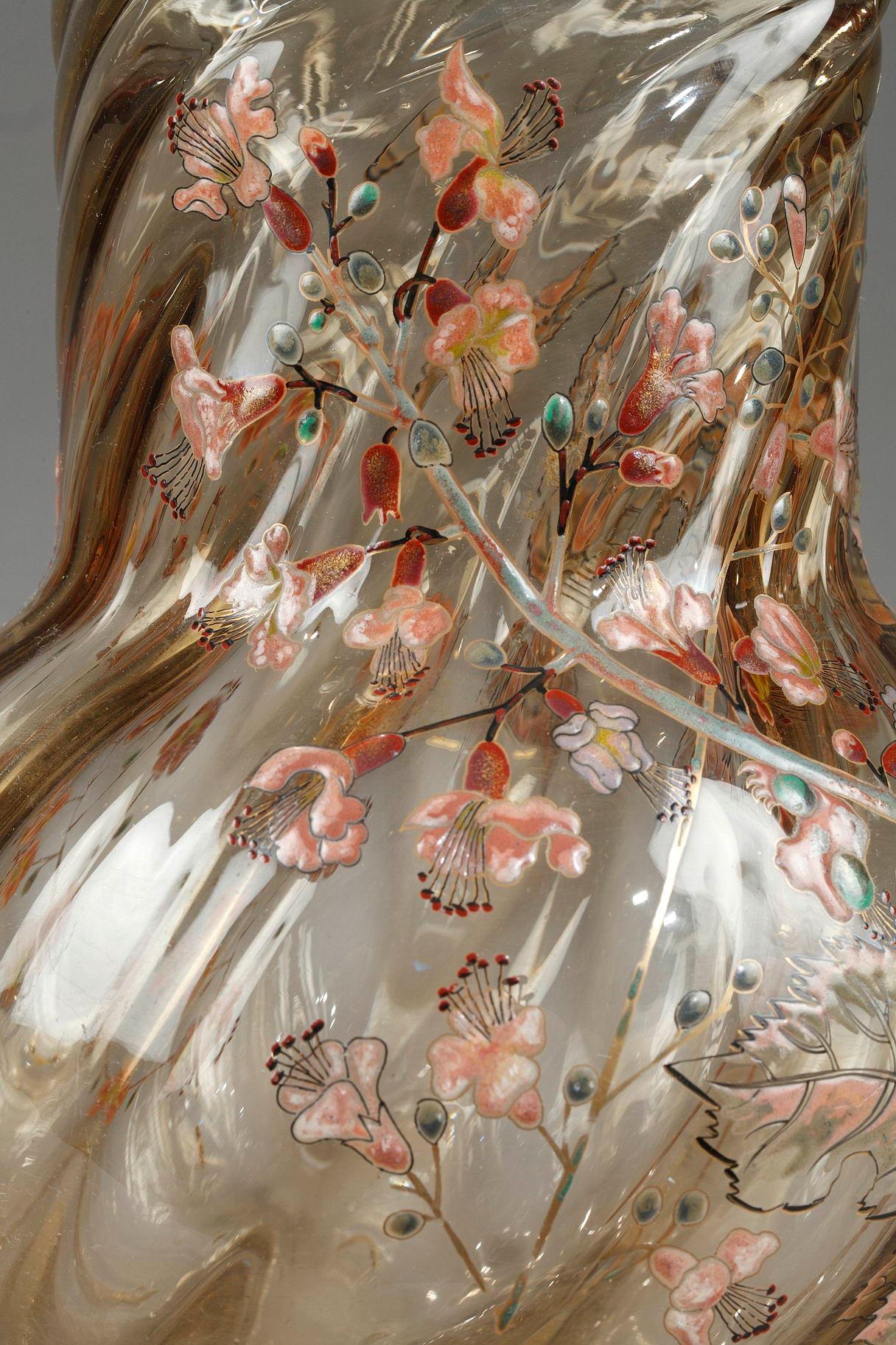 Vase Cristallerie avec branches de fleurs de cerisier en vente 1