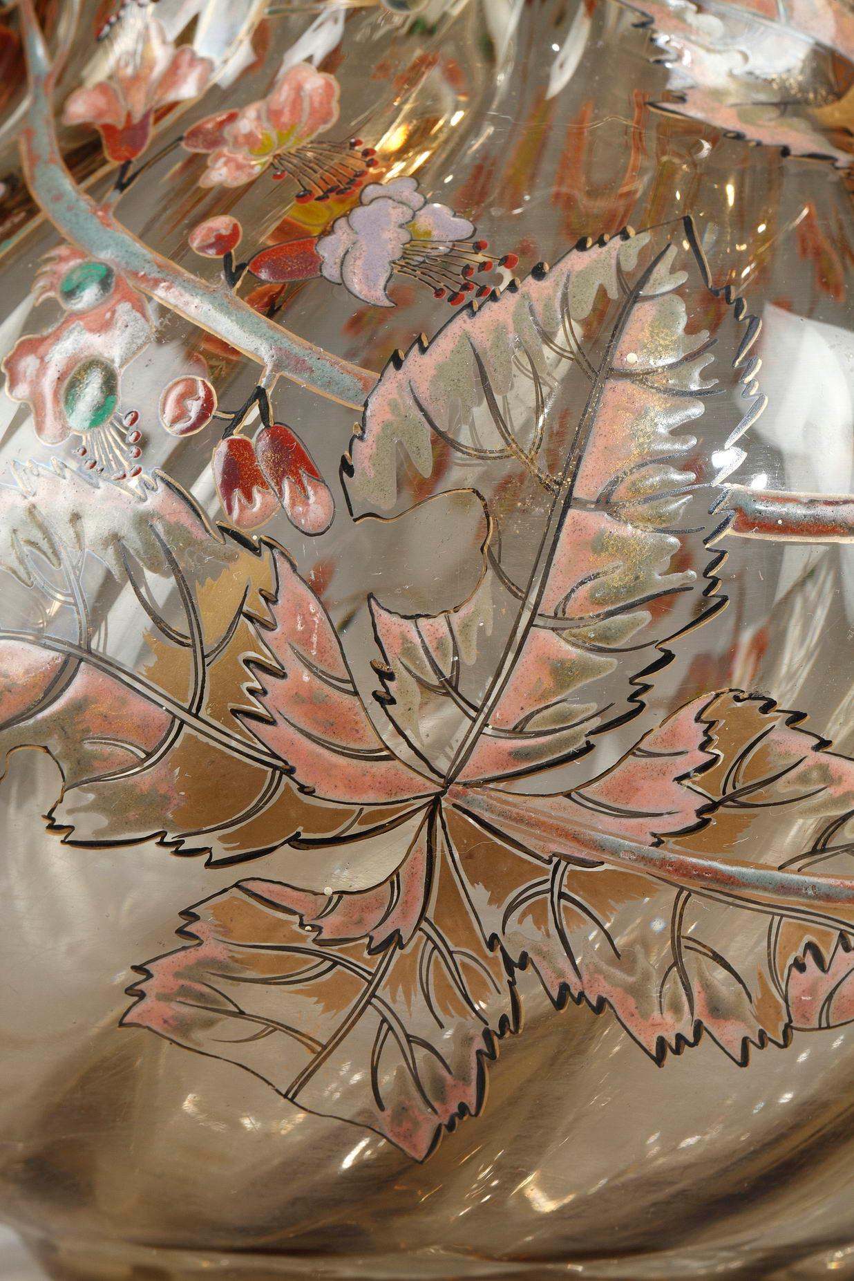 Vase Cristallerie avec branches de fleurs de cerisier en vente 4