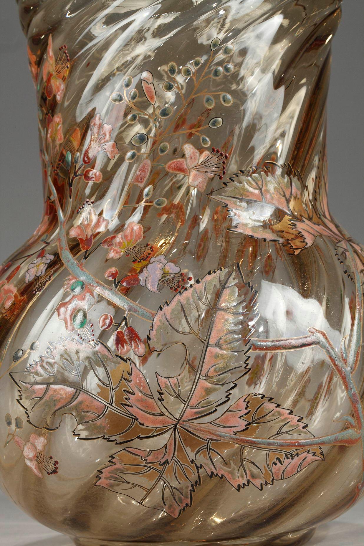 Vase Cristallerie avec branches de fleurs de cerisier en vente 3