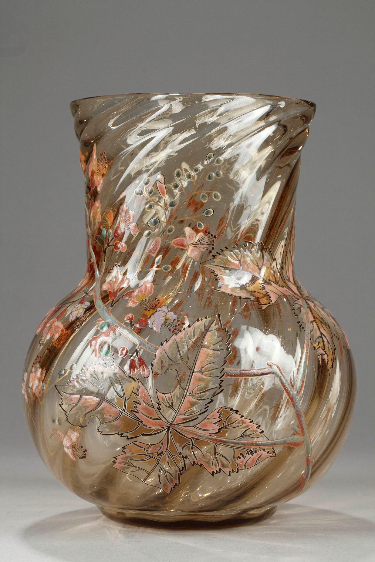 Vase Cristallerie avec branches de fleurs de cerisier en vente 5