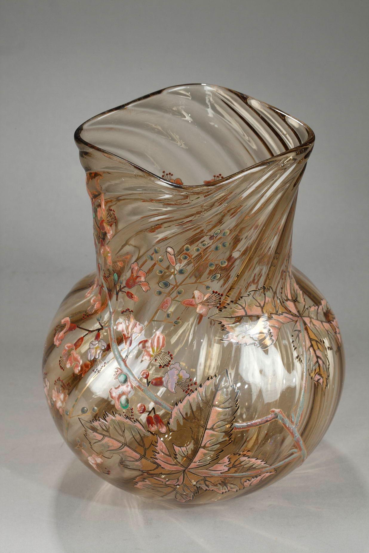 Vase Cristallerie avec branches de fleurs de cerisier en vente 6