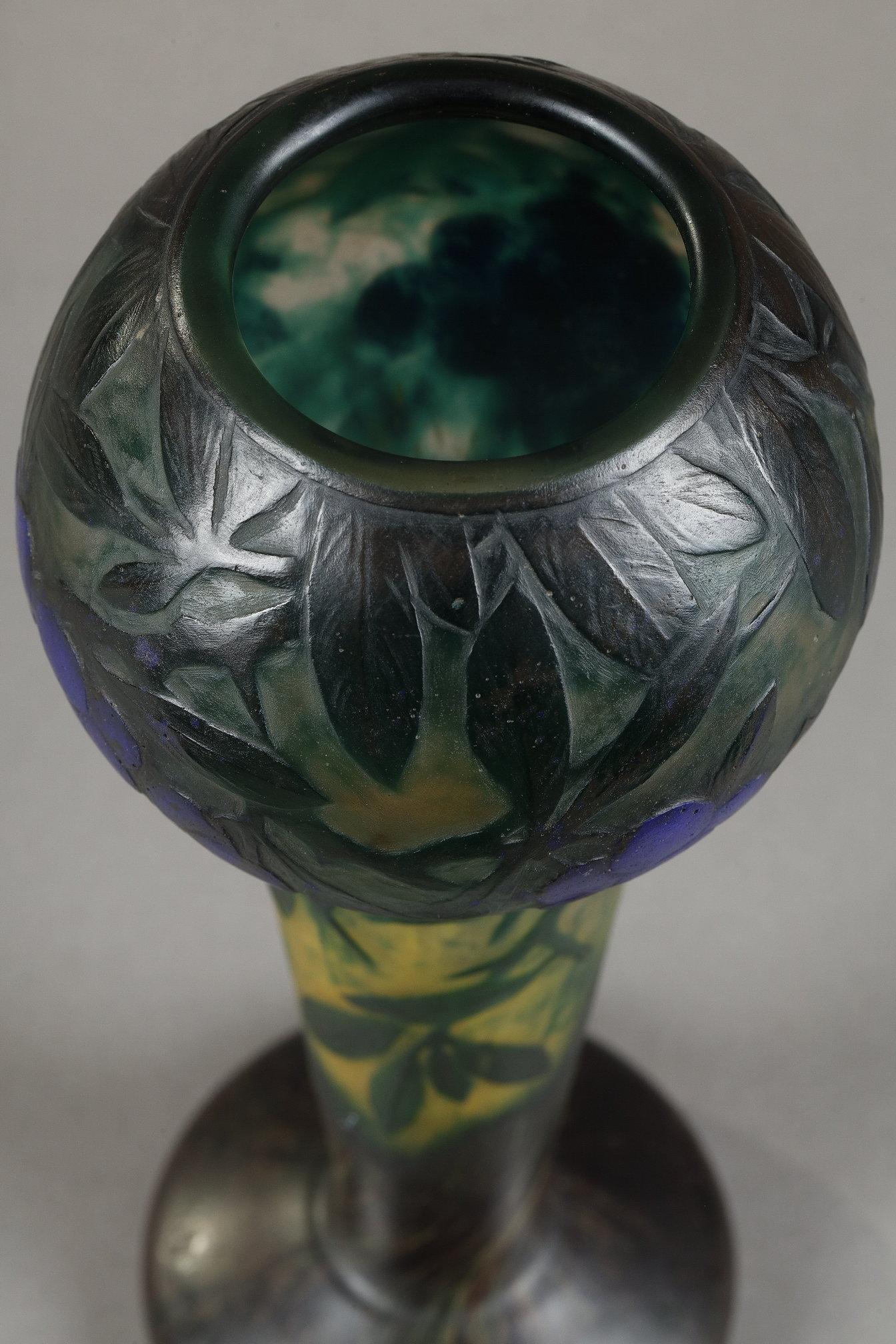 Vase with sloes For Sale 4