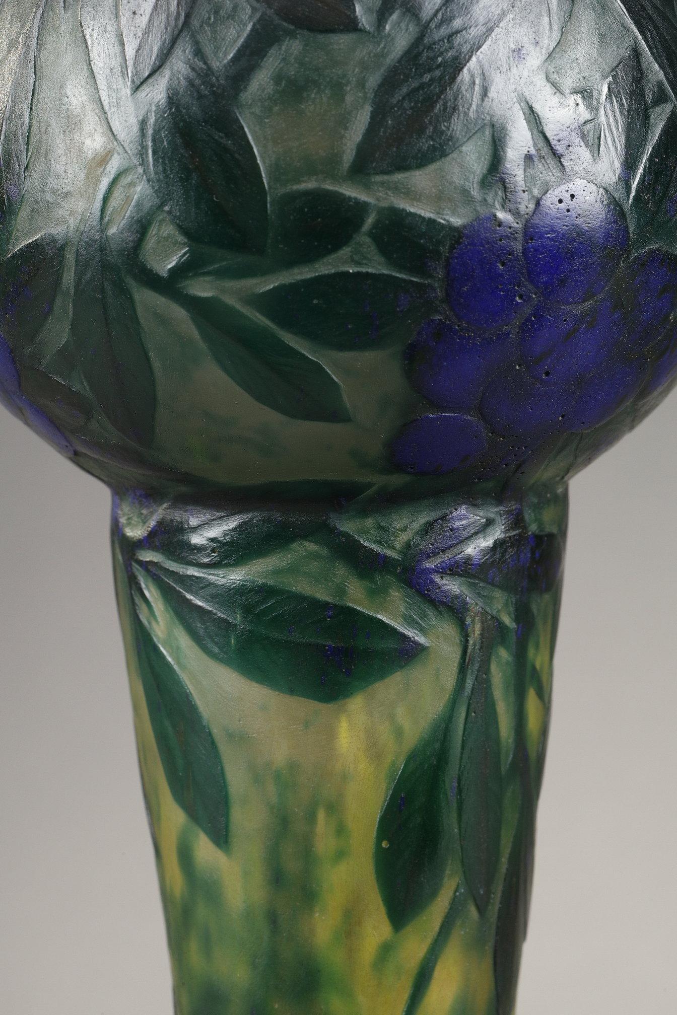Vase with sloes For Sale 6