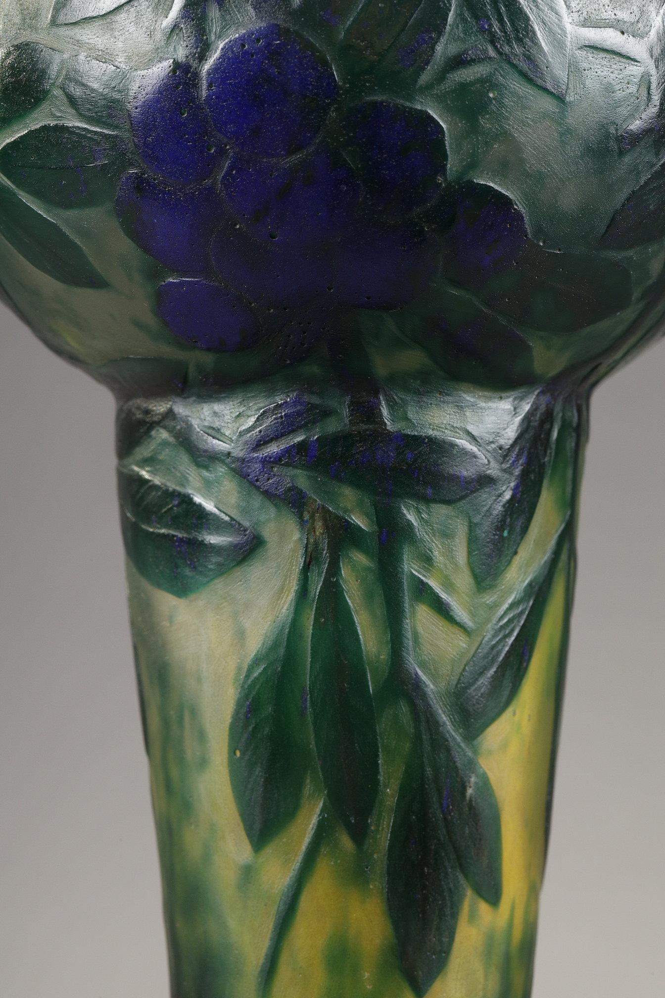 Vase with sloes For Sale 7