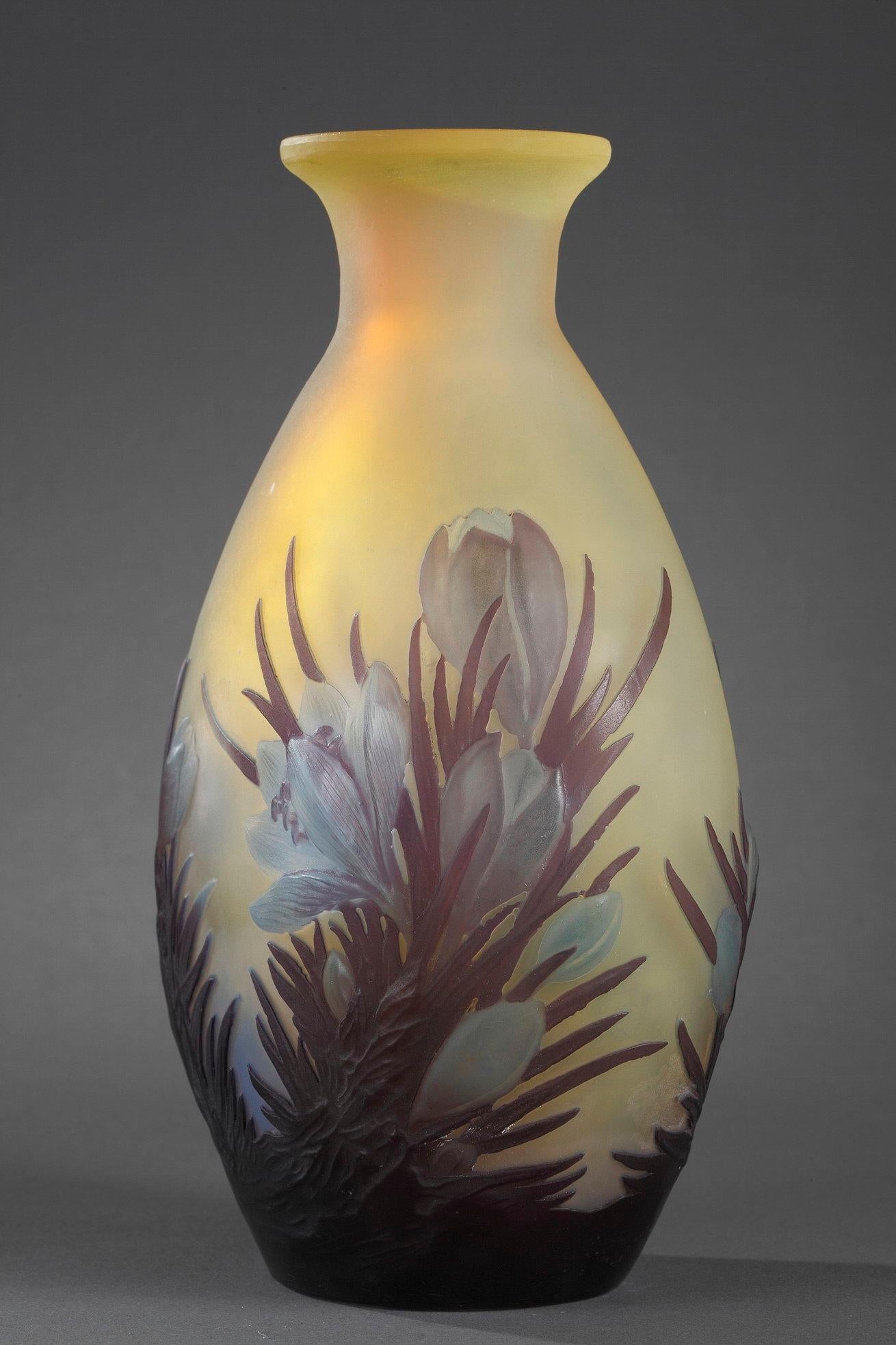 Vase Soufflé avec Crocus
par les Etablissements GALLE
 
Vase de forme semi-plate,
Verre soufflé multicouche
décoré de fleurs de crocus bleu-violet gravées à l'acide sur fond jaune.

Signé 