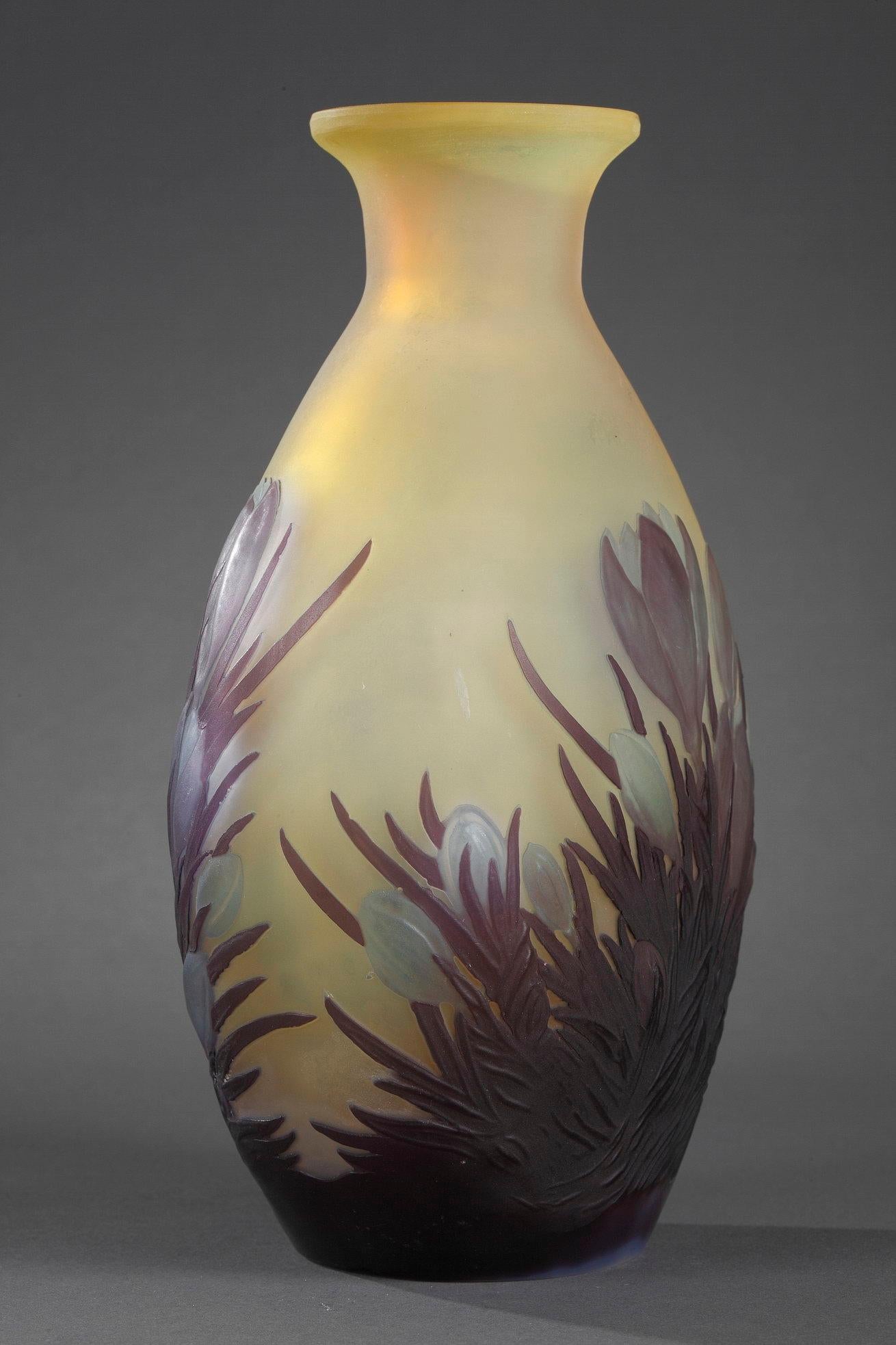 Vase Soufflé avec Crocus - Art nouveau Art par Émile Gallé