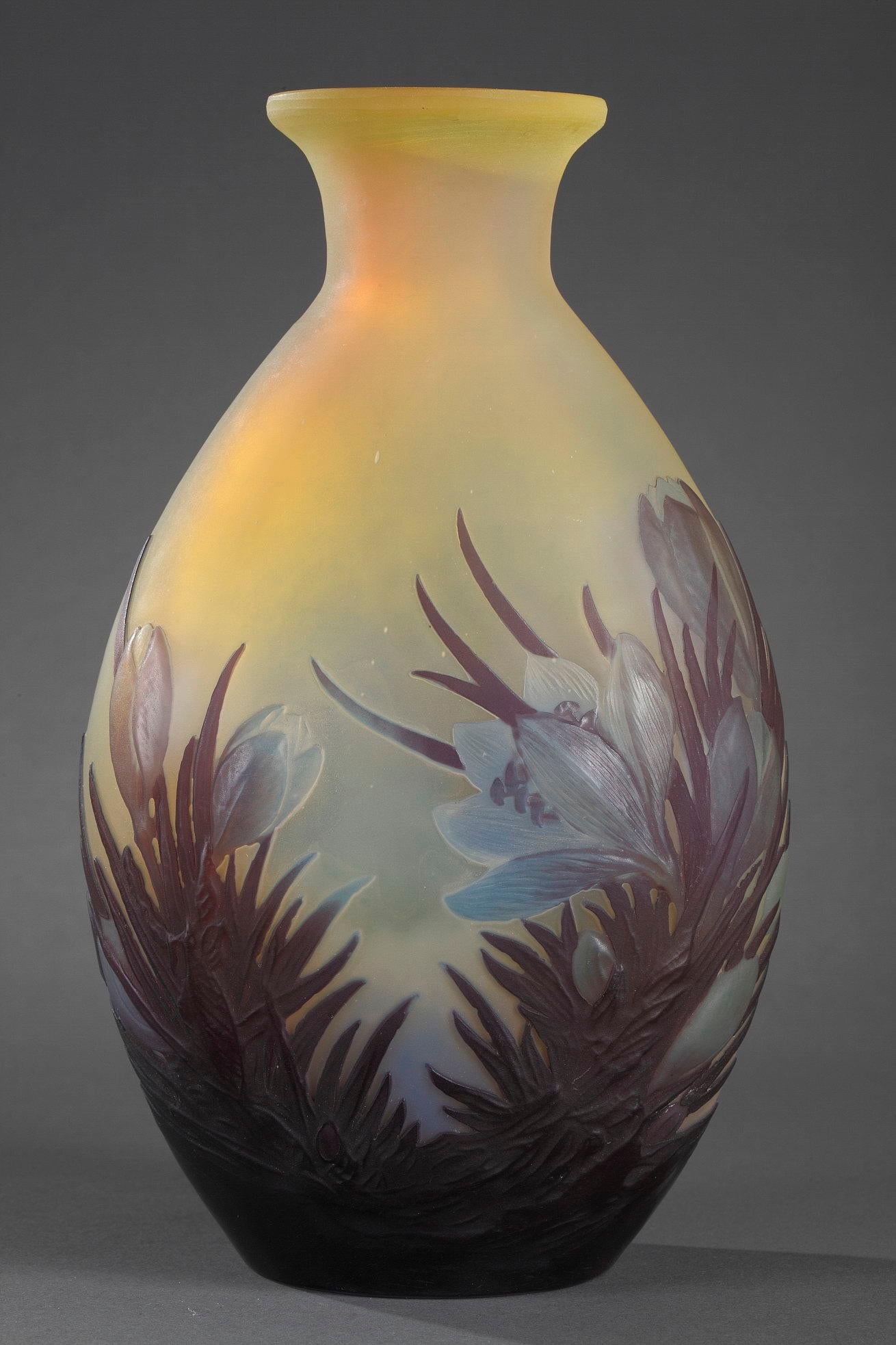Vase Soufflé avec Crocus en vente 1