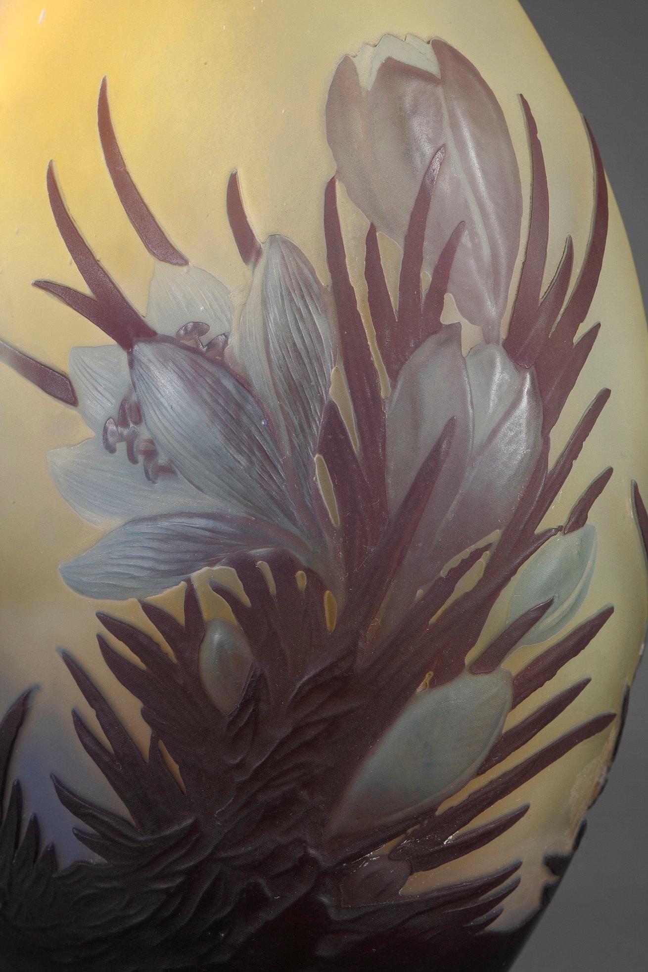 Vase Soufflé avec Crocus en vente 2
