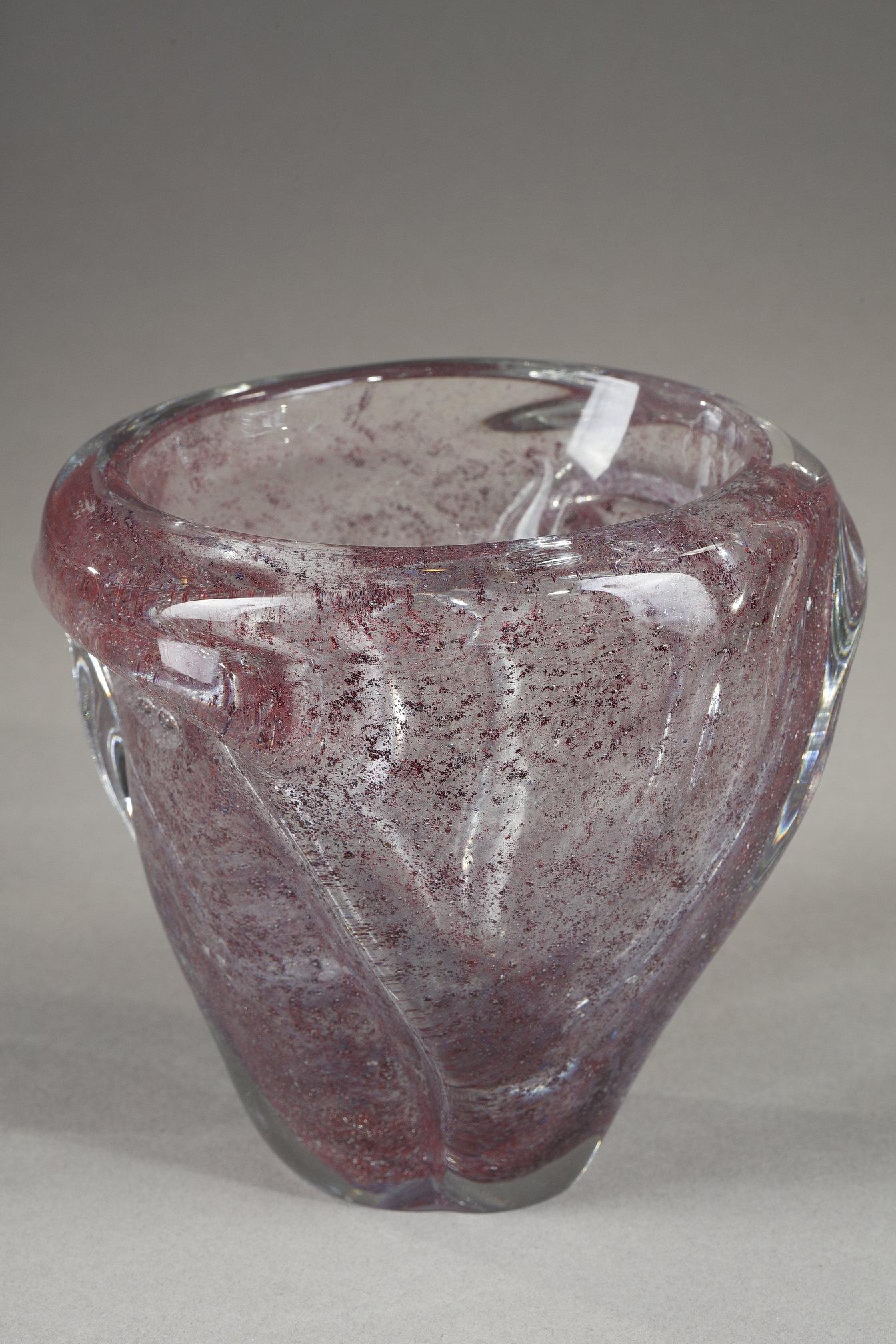 Vaso
di André Thuret (1898-1965)

Un vaso di vetro spesso con sottili bolle d'aria,
con una decorazione di polveri metalliche rosa e viola in intercalare.
Firmato sotto 