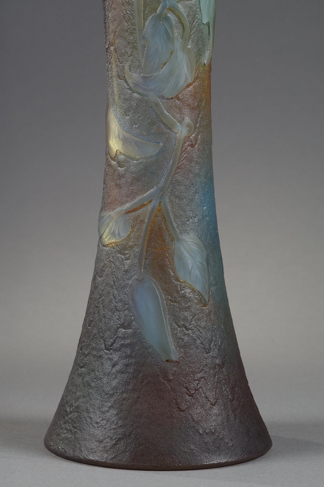 Vase mit Clematis
von DAUM

Eine Vase in Form eines Diabolo 
mit opalisierendem Clematis-Dekor
Blasgeformtes Mehrschichtglas
Säuregeätztes Dekor in Reserve
Mattierter Hintergrund

Signiert 