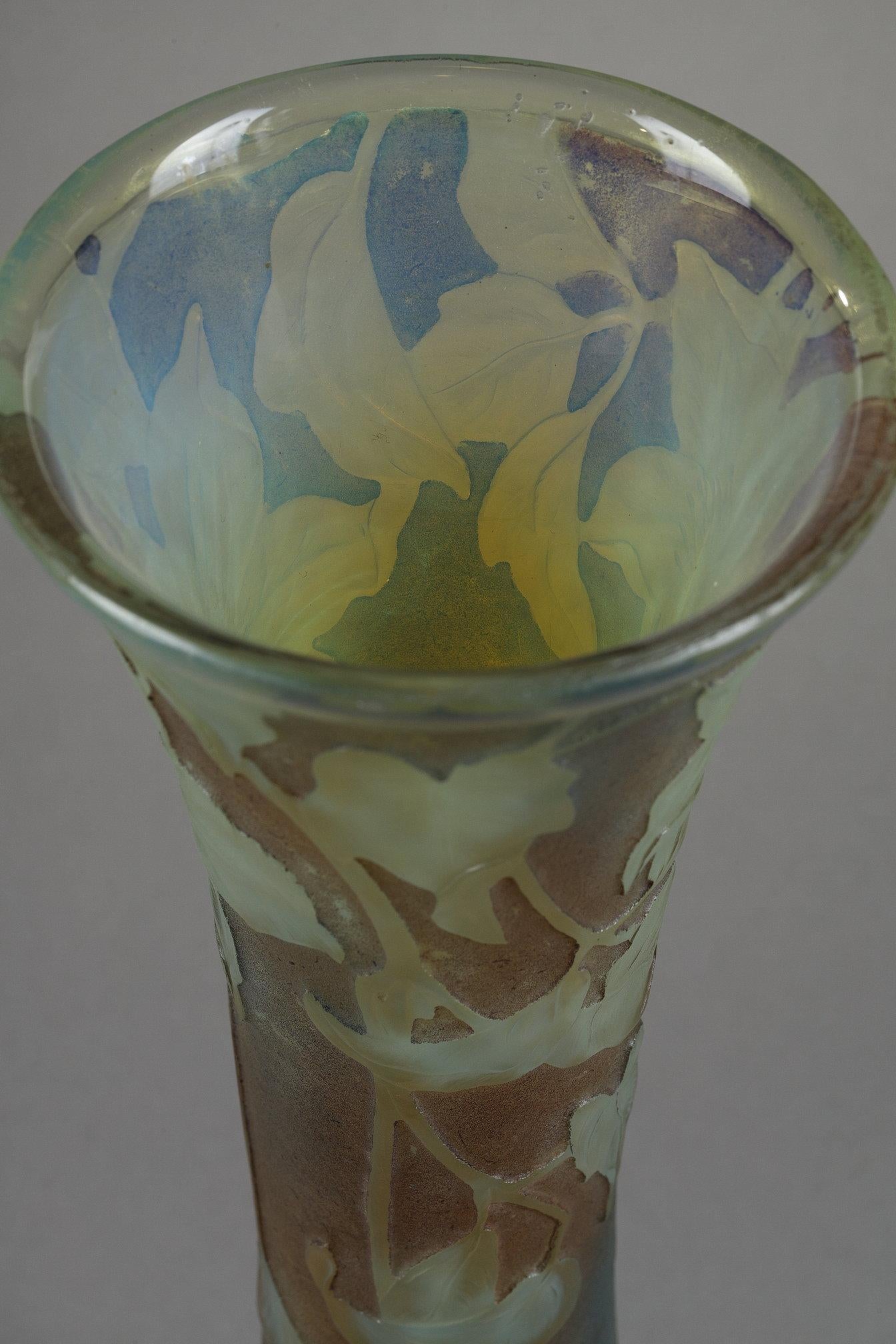 Jarrón con clemátides
por DAUM

Un jarrón en forma de diábolo 
con decoración Clematis amarillo-opalescente
Vidrio multicapa moldeado por soplado
Decoración grabada al ácido en reserva
Fondo esmerilado

Firmado 
