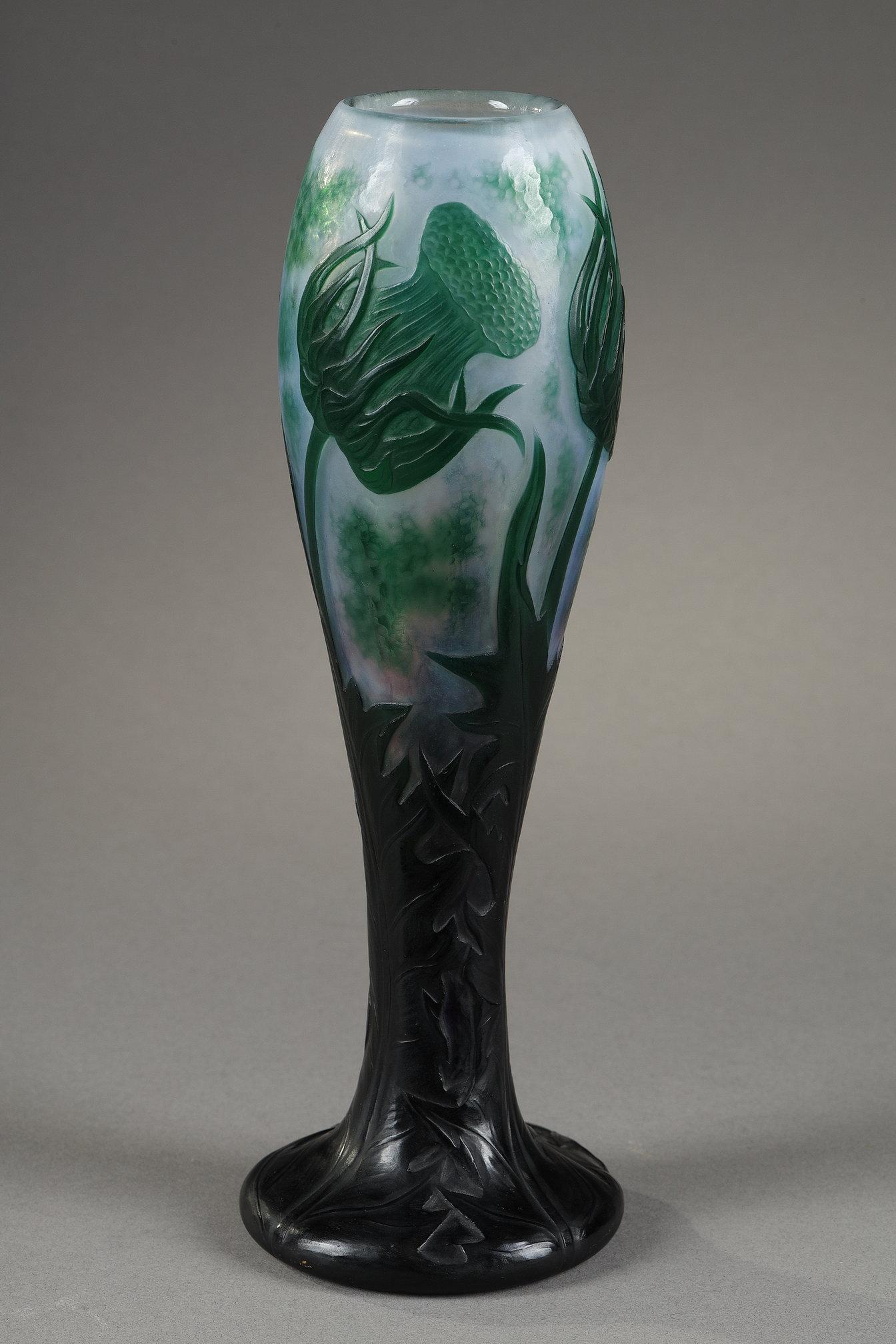 Vaso con denti di leone
da Daum

Vaso decorato con denti di leone
Vetro soffiato a triplo strato
Decorazione incisa all'acido in riserva e tagliata a rotella
Sfondo martellato

Firmato sotto 