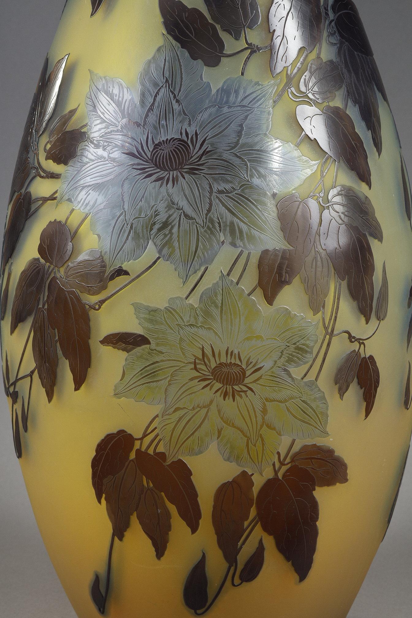 Vaso importante con Clematis
da Etablissements GALLE
 
Un vaso a forma di balaustro molto importante con un collo svasato
Vetro multistrato
decorato con Clematis blu e marrone incisi all'acido
su sfondo giallo

Firmato 