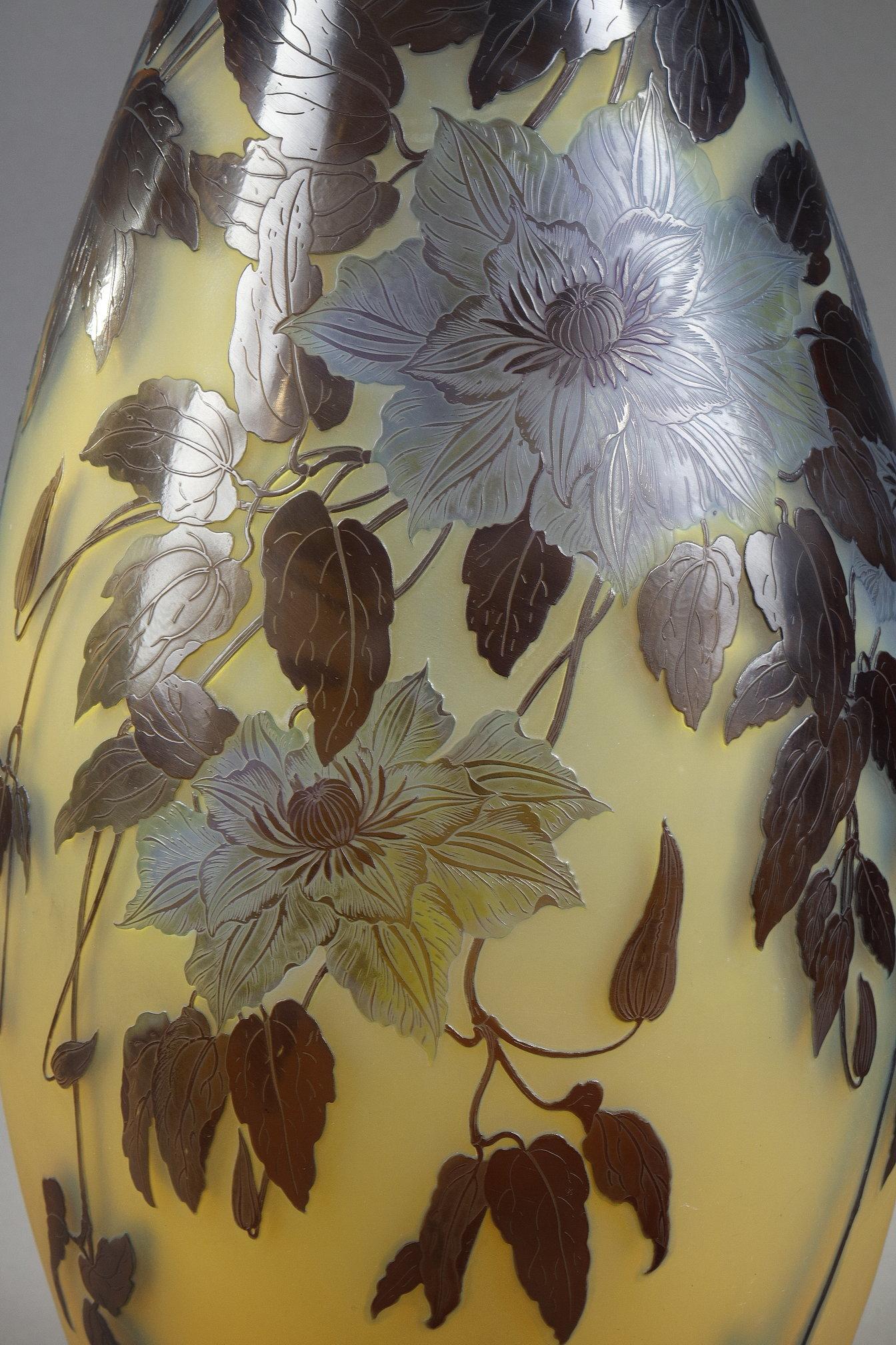 Vaso importante con Clematis in vendita 8