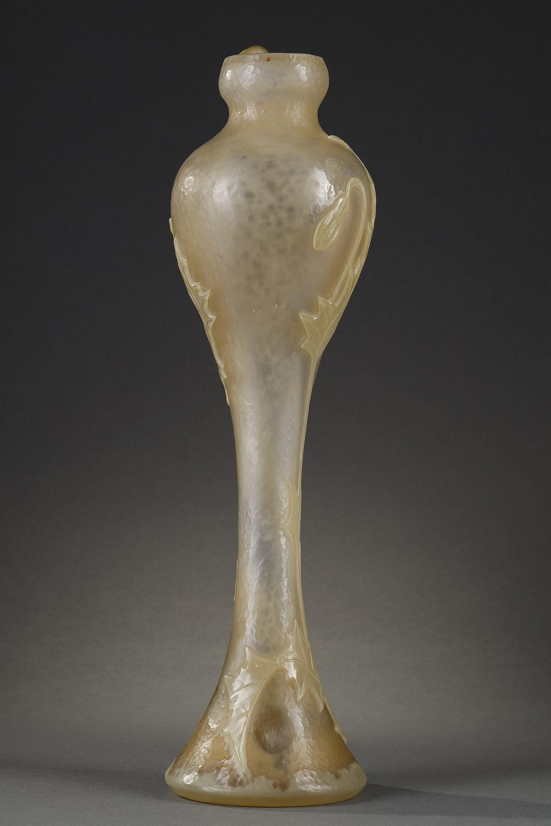 Vaso di boccioli con papaveri
da Burgun, Schverer & C.
Verrerie d'Art de Lorraine
 
Un vaso per boccioli alto a forma di balaustro
Vetro soffiato e modellato a doppio strato,
Decorazioni incise all'acido in riserva e tagliate a rotella
con retro