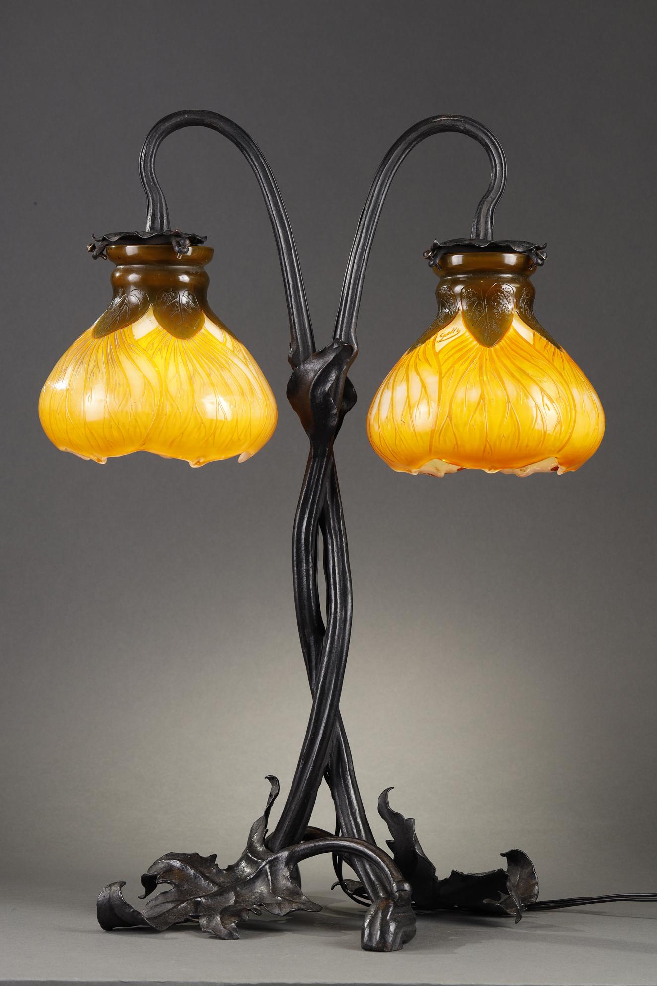 Lamp with velvetleaf flowers For Sale 4