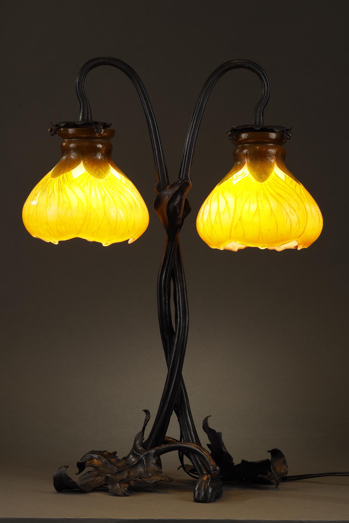 Lamp with velvetleaf flowers For Sale 5