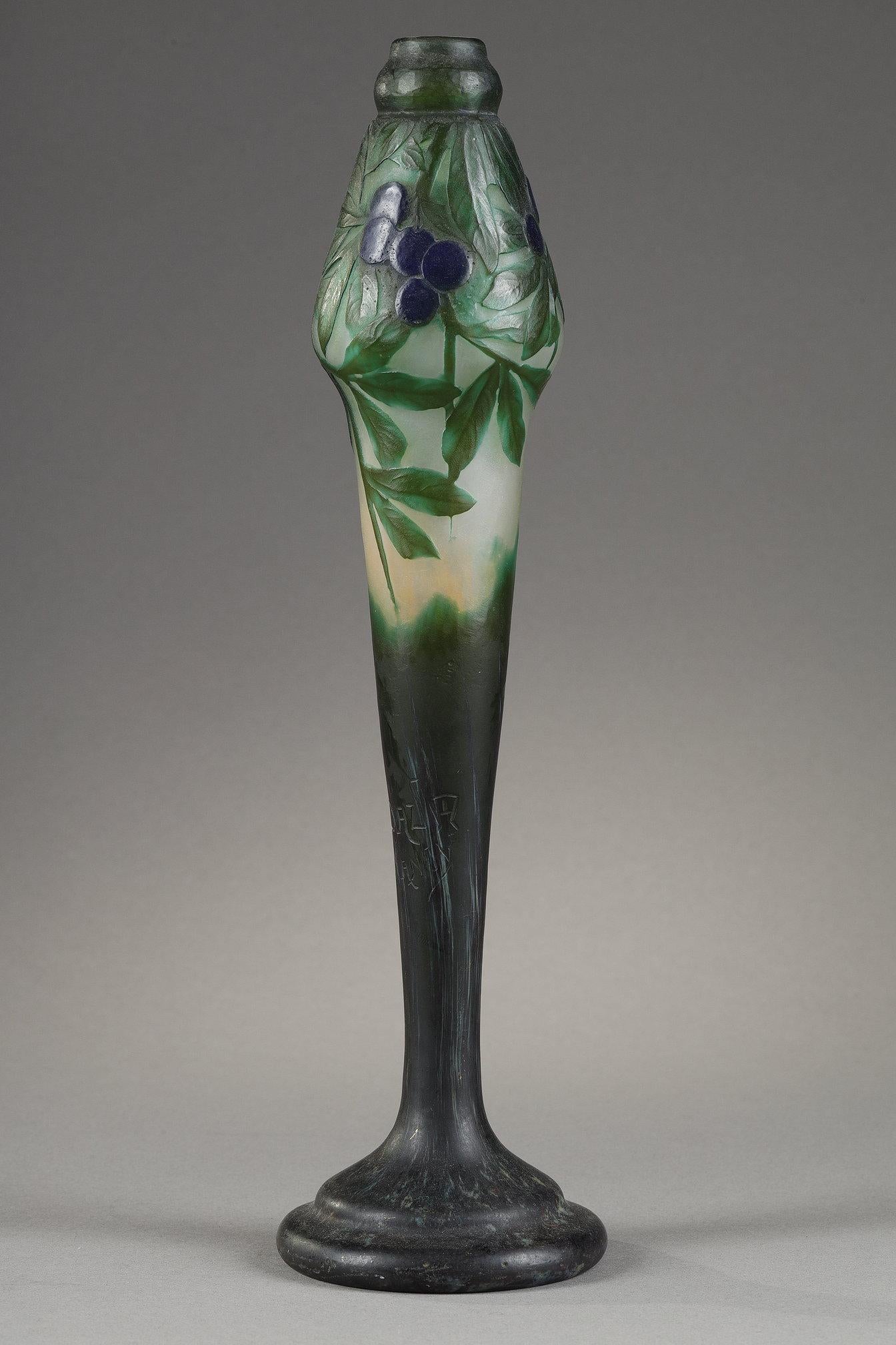 Vase mit Schlehen
von DAUM

Vase mit Dekor aus Schlehenblättern
Mehrschichtiges mundgeblasenes Glas, gefärbt durch Verglasung von Pulvern
Mit einem säuregeätzten Dekor in Reserve für die Blätter, dann fein mit der Scheibe bearbeitet.
Dekoration von