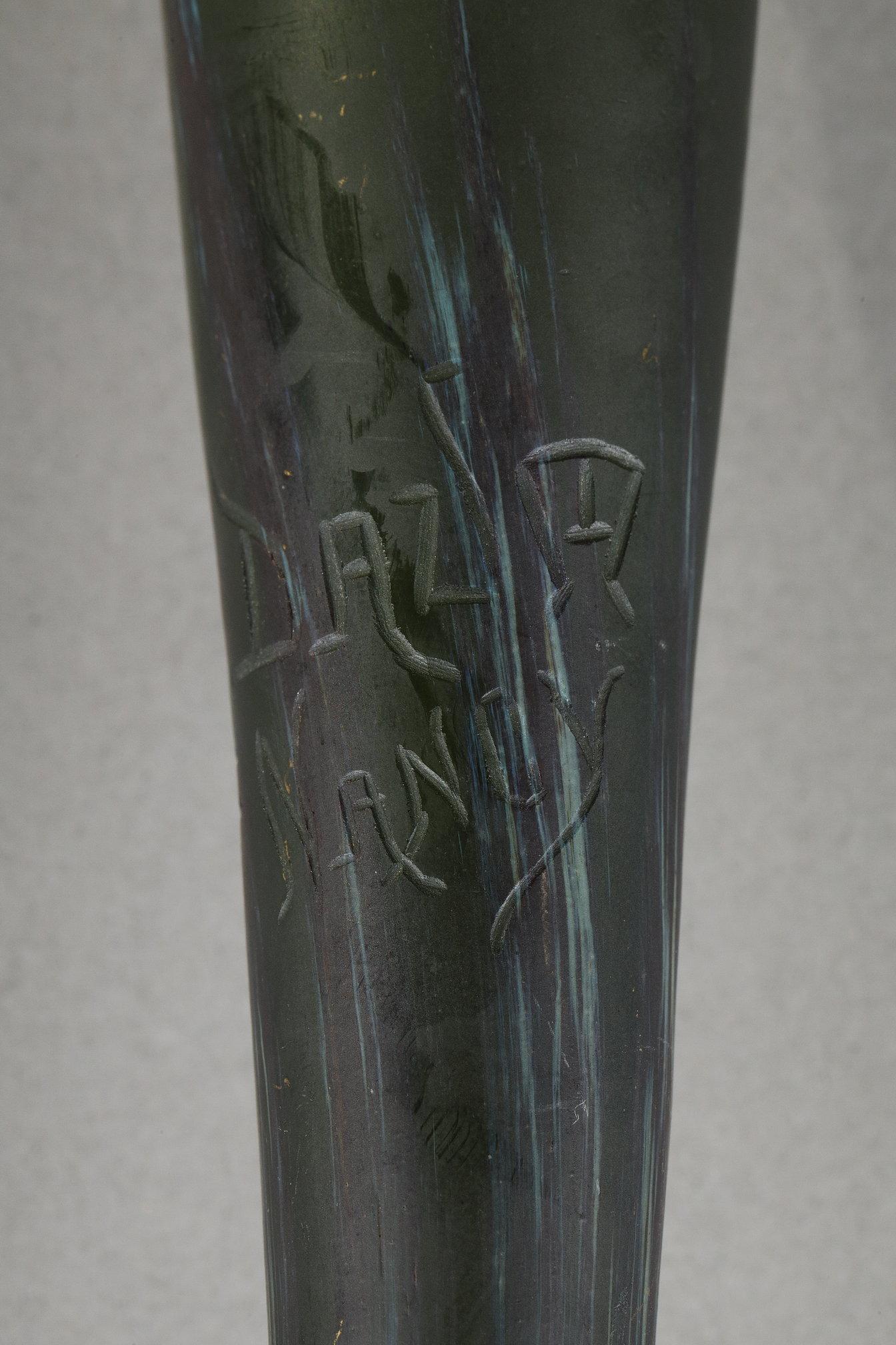 Vase mit Schlehen im Angebot 7