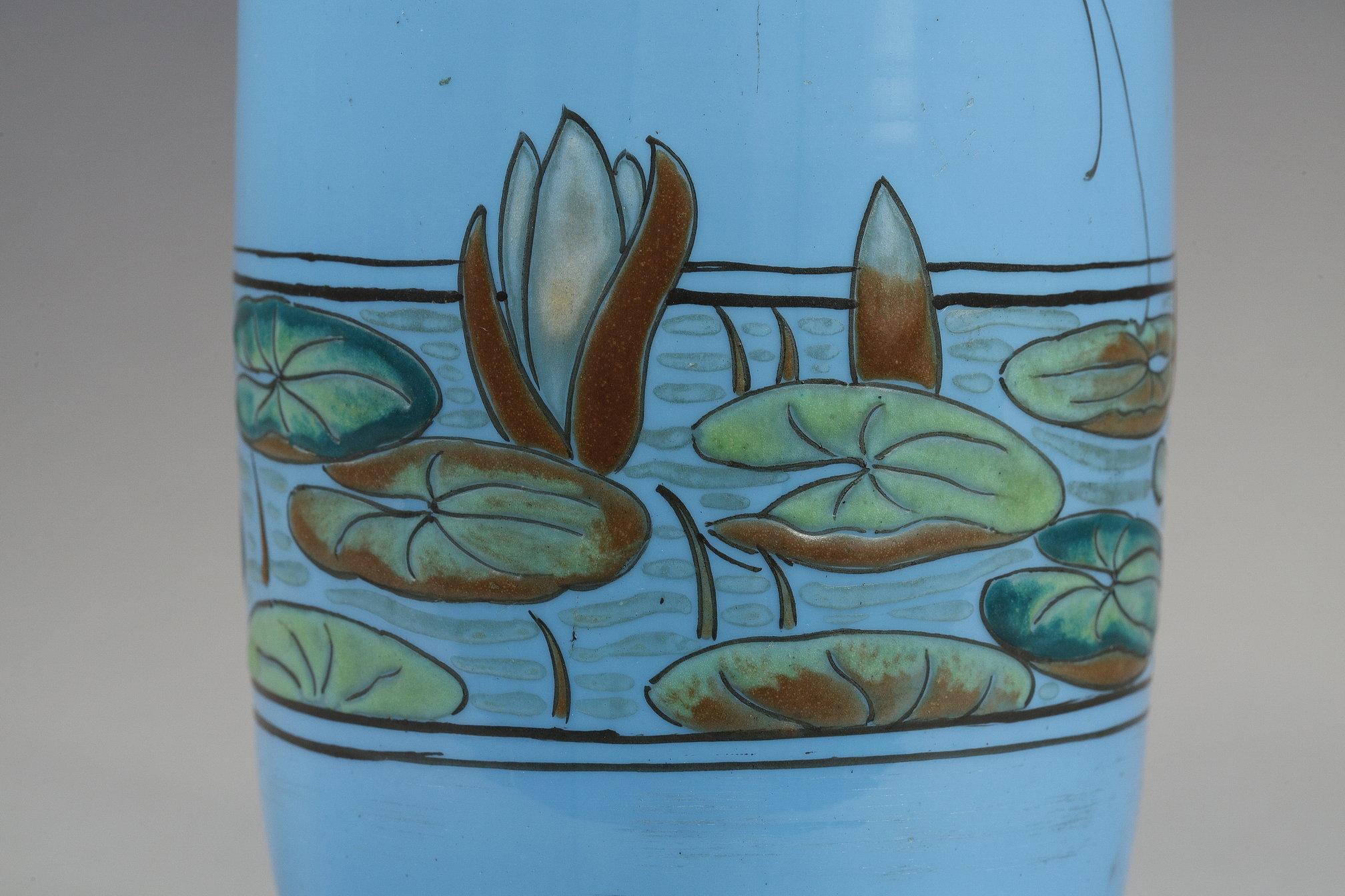 Vase mit Zwerglibelle
von Émile GALLE (1846-1904)
 
Eine seltene muschelförmige Vase
hergestellt aus blauem Glas
mit einem emaillierten Dekor
verziert mit einer über Seerosen fliegenden Libelle.

Signiert 