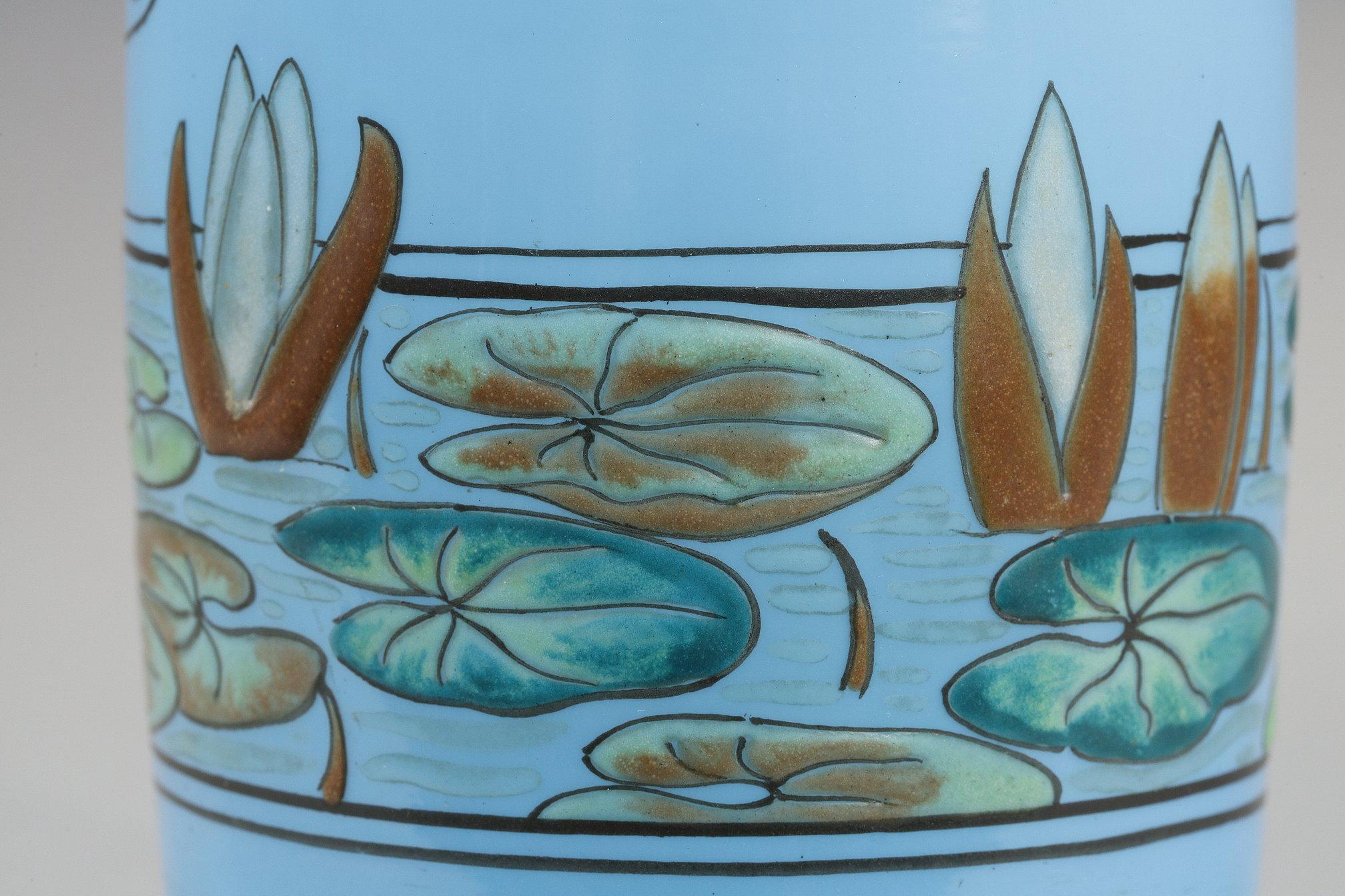 Vase mit Zwerglibelle im Angebot 4