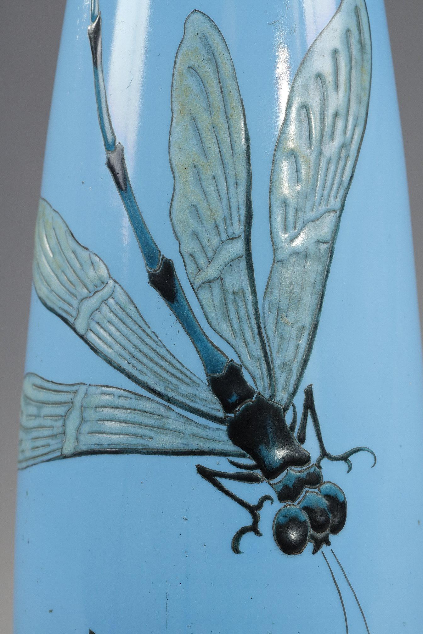 Vase mit Zwerglibelle im Angebot 1