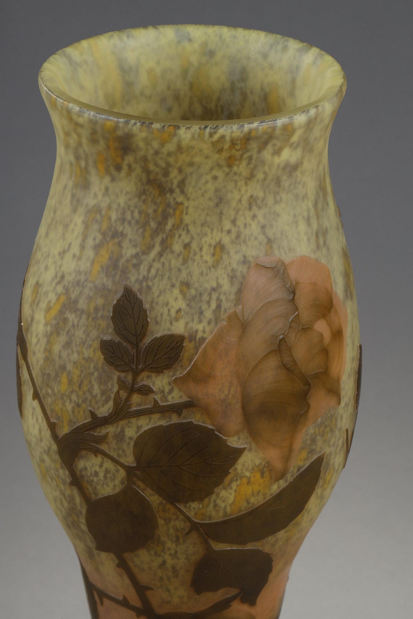 Jarrón con rosas
por DAUM

Jarrón en forma de balaustre, con cuello acampanado,
Vidrio soplado multicapa,
con decoración de rosas.
Con decoración grabada al ácido en reserva, y pétalos de rosa tallados a torno.
Con fondo marmóreo y elevado sobre un
