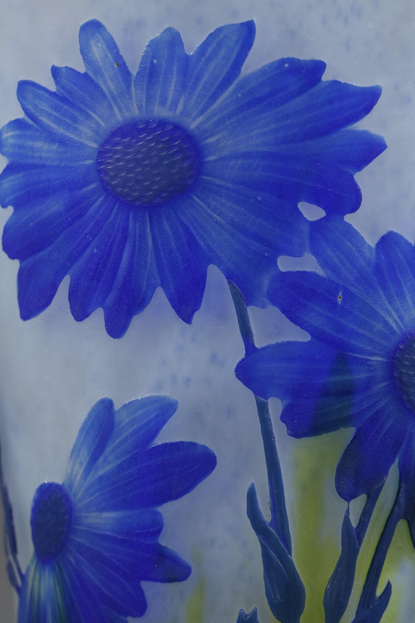 Vase with Asters For Sale 3