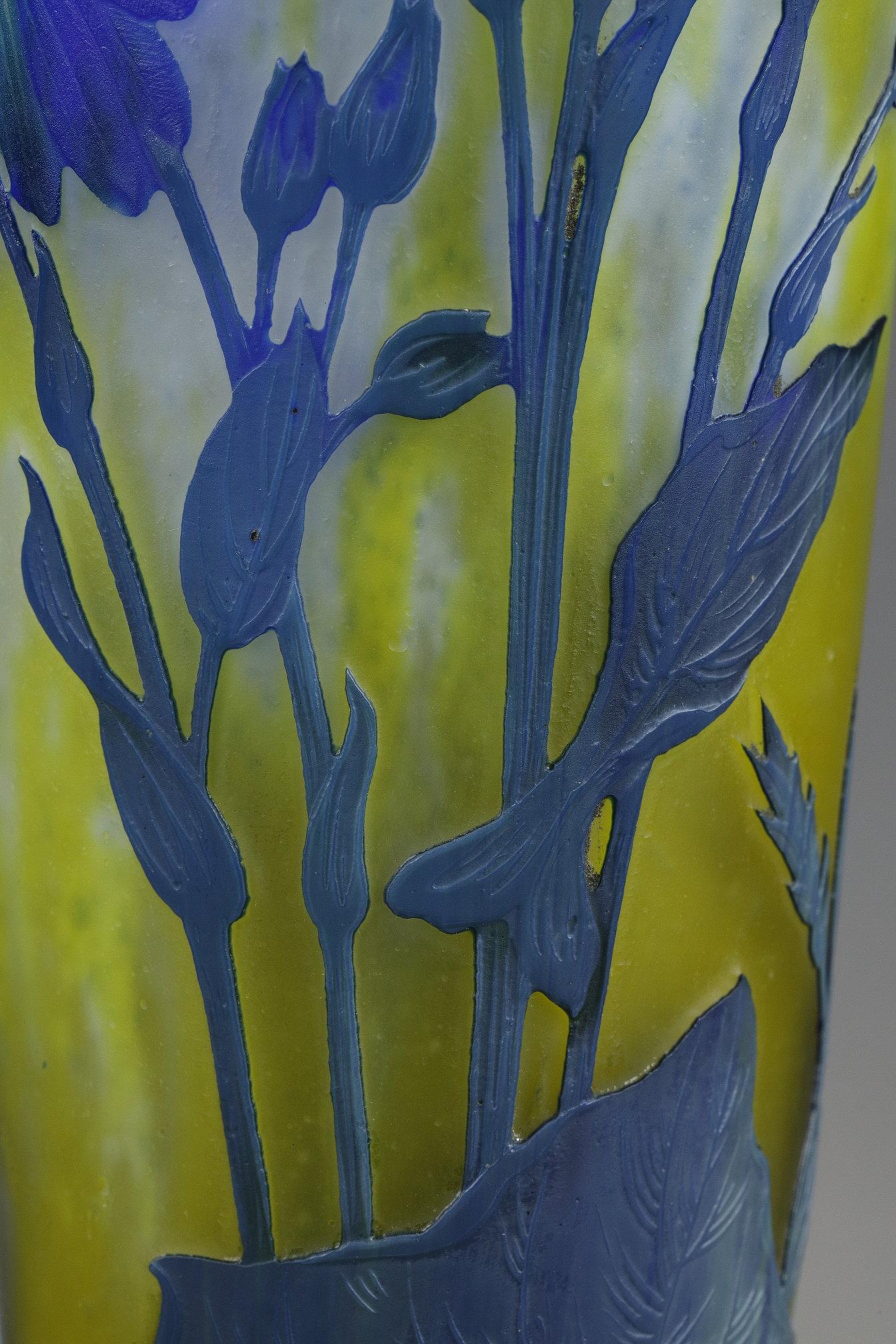 Vase with Asters For Sale 4