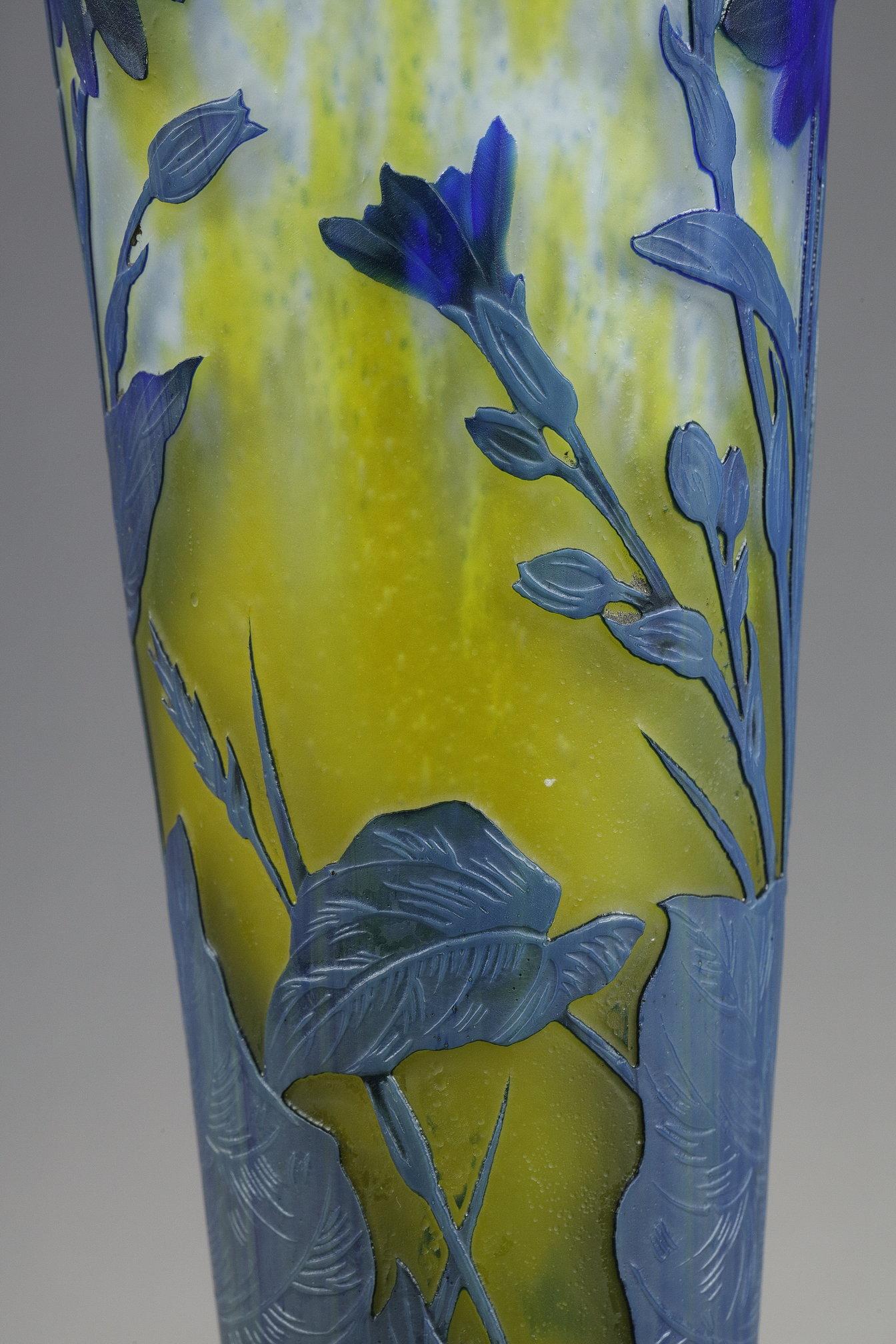 Vase with Asters For Sale 6