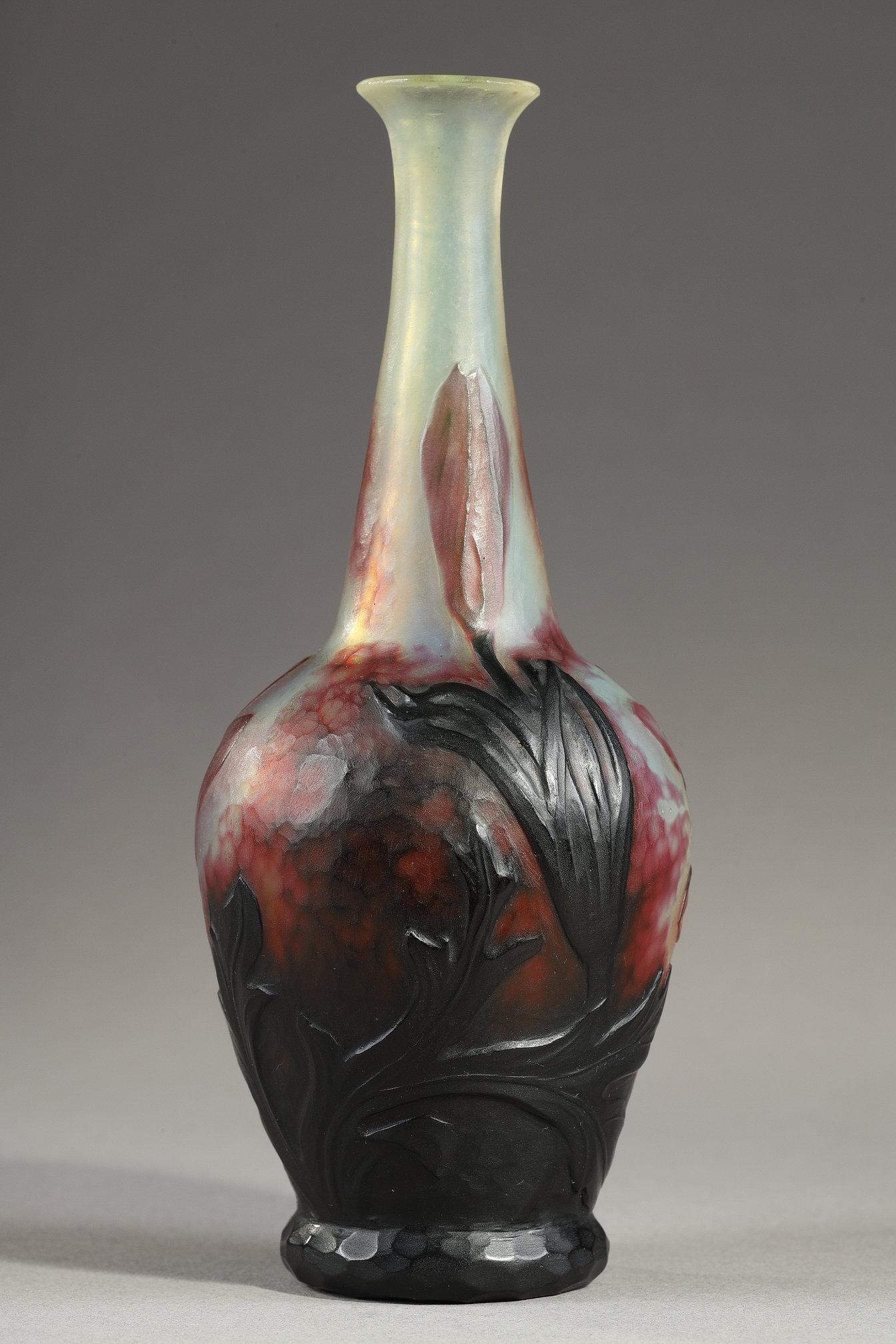 Vase mit Colchicum
von DAUM

Eine mit Colchicum dekorierte Knospenvase
Blasgeformtes Mehrschichtglas
Säuregeätztes Dekor in Reserve und leicht geschliffen
Gehämmerter Hintergrund

Signiert unter 