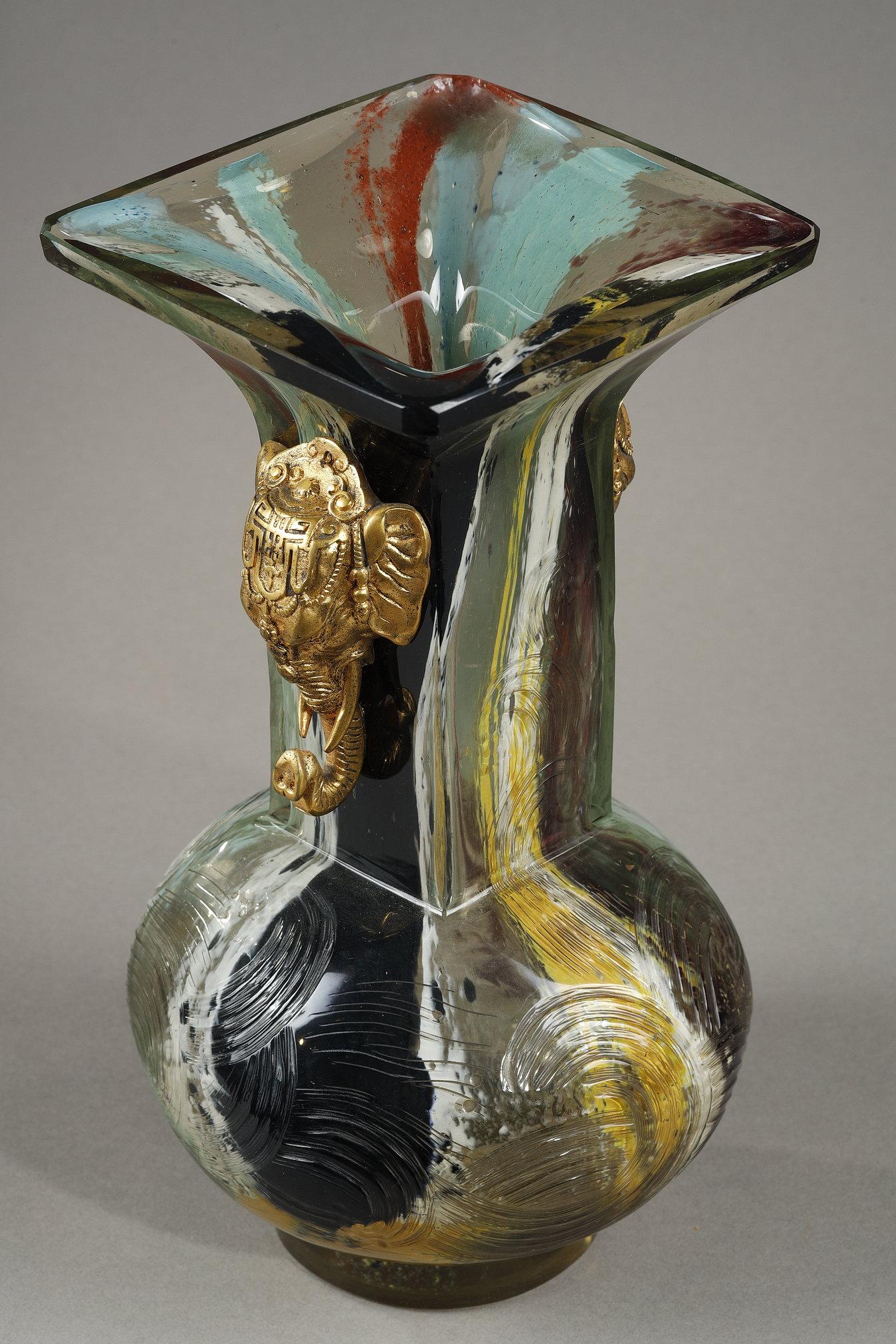 Vase with Elephant heads For Sale 3