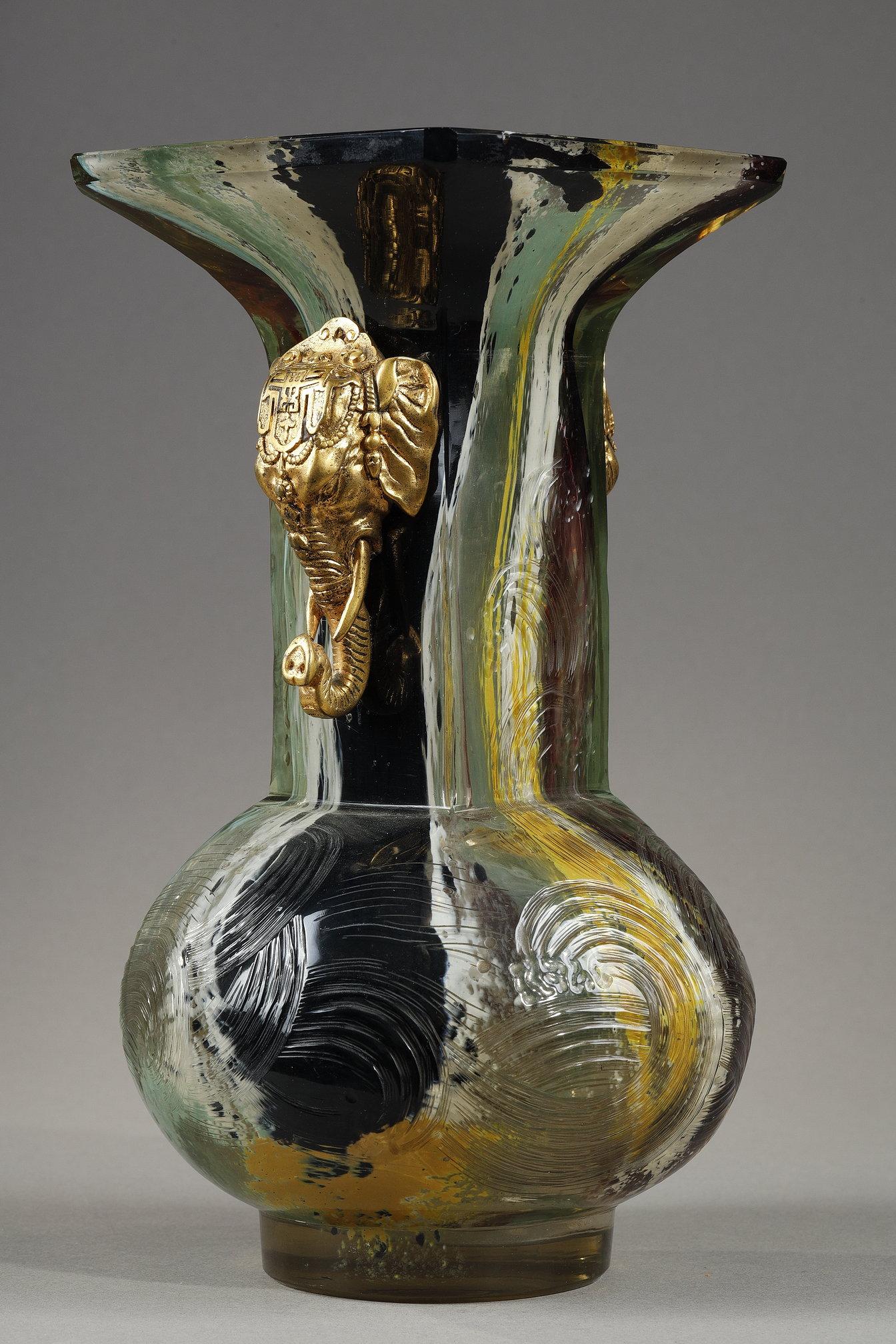 Vase with Elephant heads For Sale 4