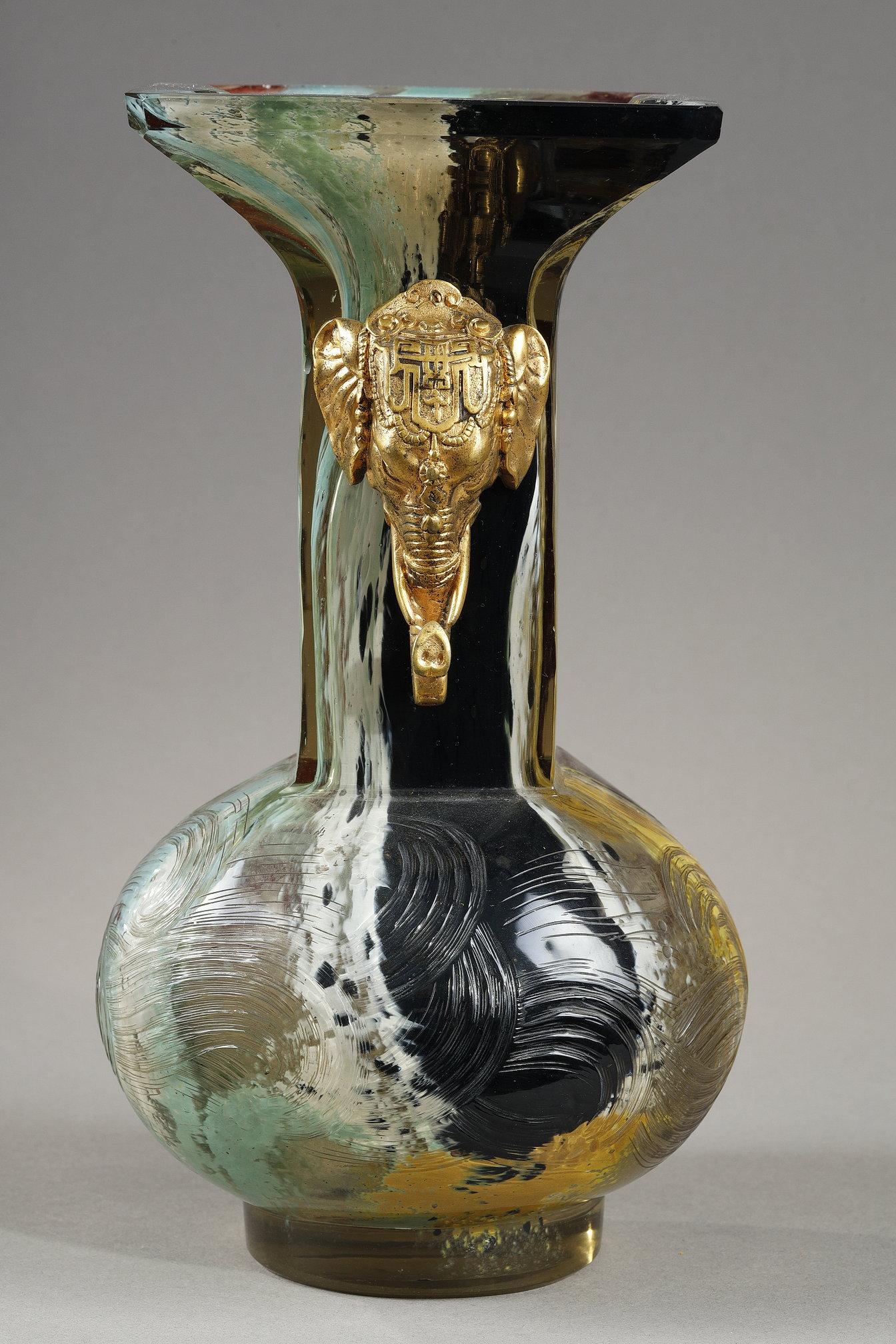 Vase with Elephant heads For Sale 6