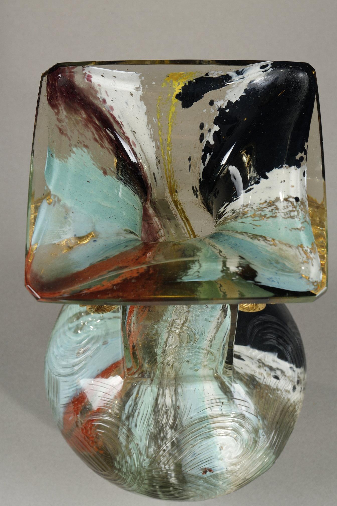 Vase with Elephant heads For Sale 8